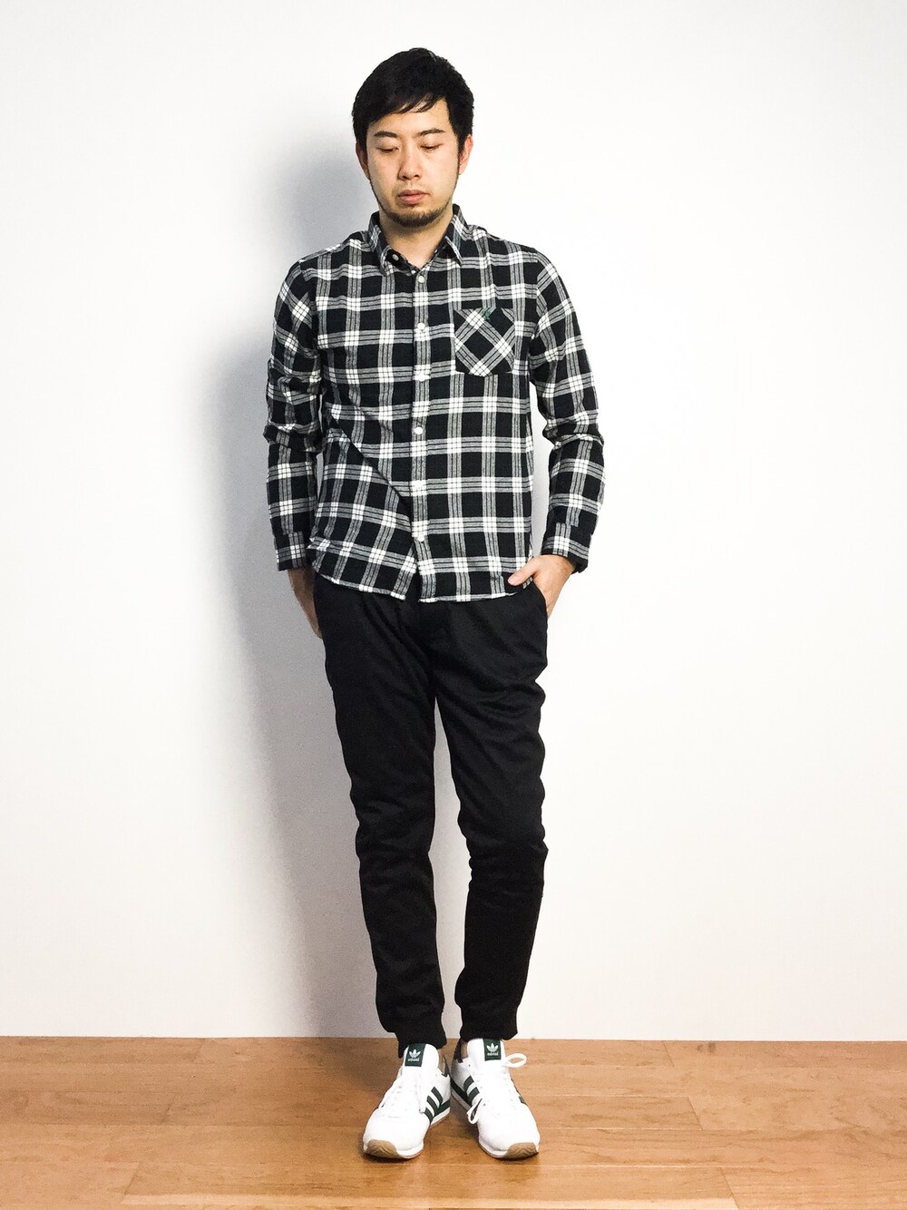「カジュアル、シャツ、チェックシャツ、アディダス、シンプルコーデ、シャツスタイル」｜「GIORDANOの[GIORDANO]ライオン刺繍レギュラーフランネンルチェックシャツ（シャツ/ブラウス、ホワイト系）」を使った、kijiさん（メンズ・180cm）の秋コーディネートの1枚目の写真
