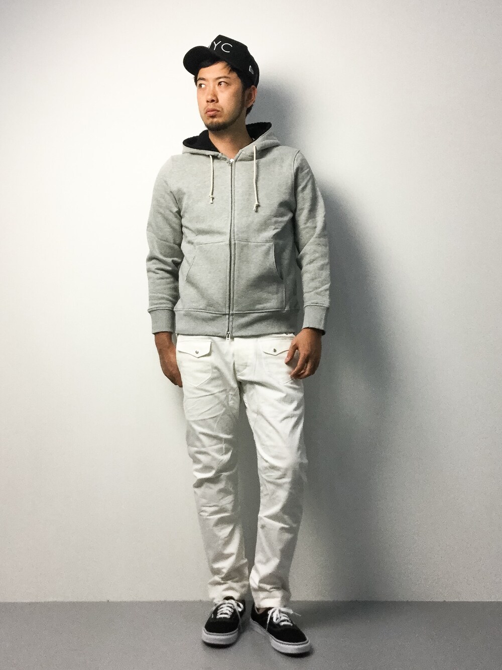 「パーカー、ボア、白パンツ、メッシュキャップ」｜「BEAMS LIGHTSのBEAMS LIGHTS / ボアスウェットパーカー（パーカー、グレー系）」を使った、kijiさん（メンズ・180cm）の冬コーディネートの1枚目の写真