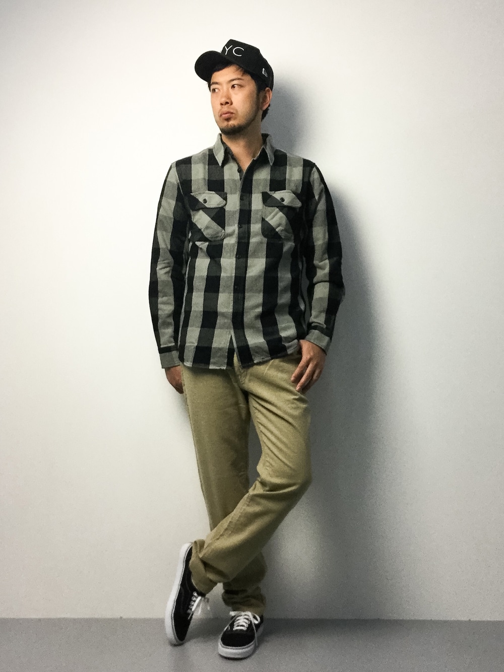 「ブロックチェック、ストレッチパンツ、メッシュキャップ」｜「AVIREXのavirex/アヴィレックス/メンズ/　L/S FLANNEL BROCK CHECK SHIRT/ フランネル　ブロックチェック　シャツ（シャツ/ブラウス、グレー系）」を使った、kijiさん（メンズ・180cm）の冬コーディネートの1枚目の写真