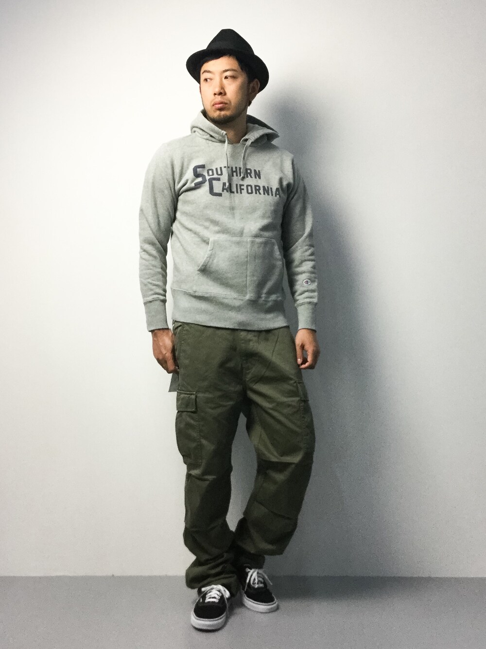 「カジュアル、パーカー、ハット」｜「ikkaのChampion チャンピオン カレッジロゴプルパーカー（パーカー、グレー系）」を使った、kijiさん（メンズ・180cm）の冬コーディネートの1枚目の写真