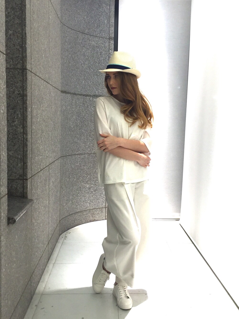 ホワイト系のTシャツ/カットソー、ホワイト系のその他パンツを着用したレディースの冬コーディネートの1枚目の写真