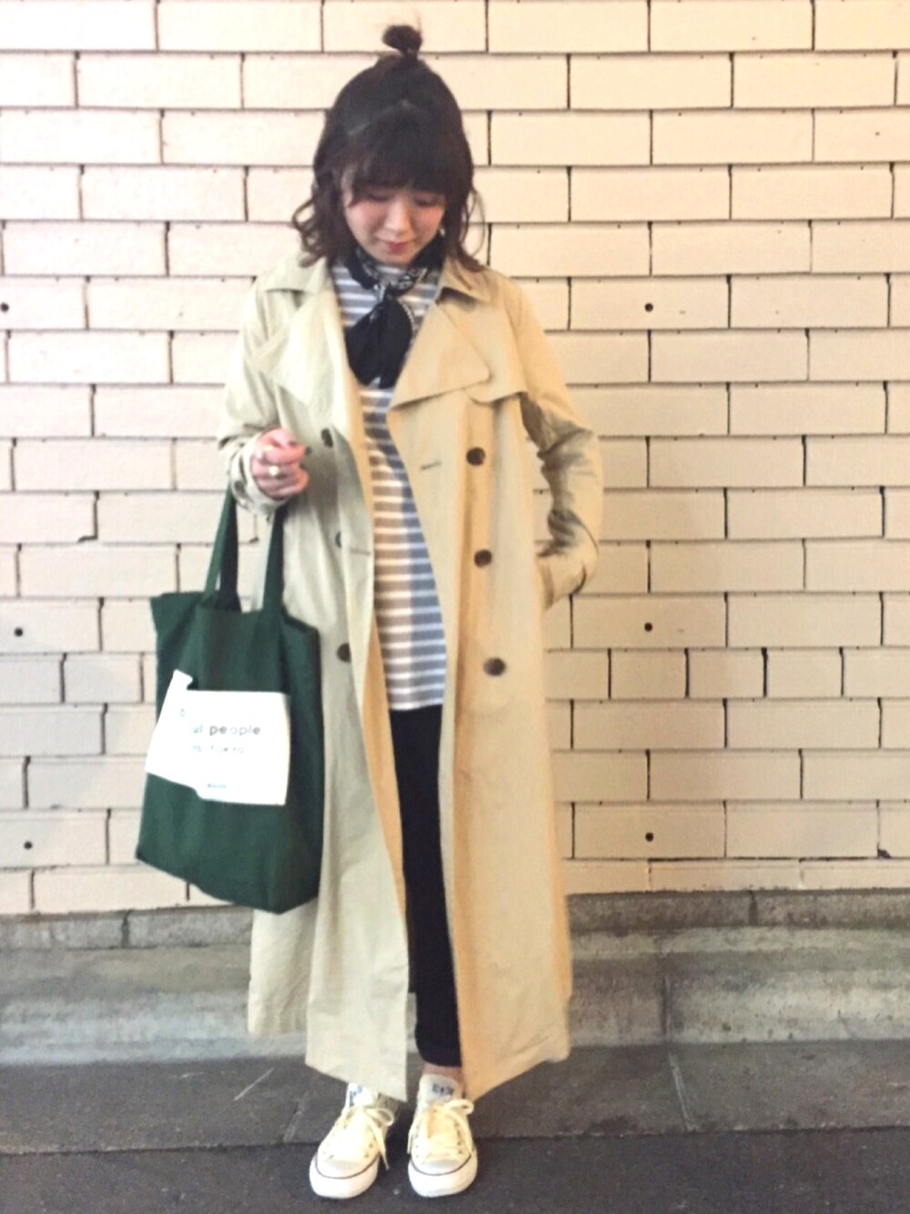 「春、ボーダー、バンダナ、ハーフアップ、トレンチコート、ベージュ、カジュアルコーデ、ootd、converse、スニーカー」｜「UNUSEDのアイテム（バンダナ/スカーフ、ブラック系）」を使った、サアヤさん（レディース・153cm）の春コーディネートの1枚目の写真