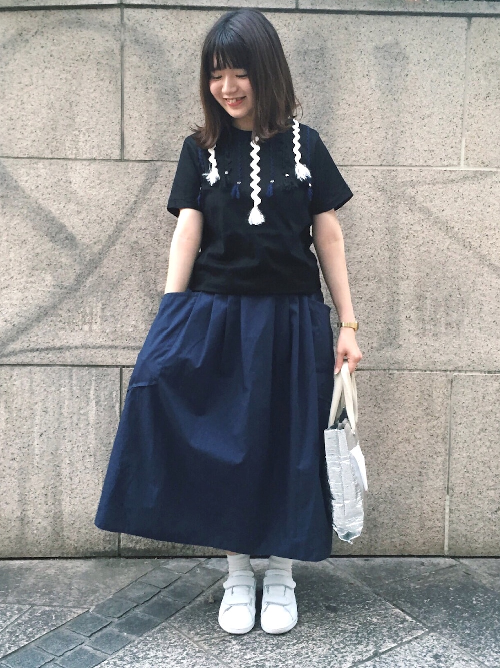 「スニーカーコーデ、Tシャツ、TOGA、HYKE、2016SS、beautiful people、スカート、ベルクロスニーカー」｜「TOGA PULLAのTOGA PULLA デコラティブTシャツ（Tシャツ/カットソー、ブラック系）」を使った、サアヤさん（レディース・153cm）の夏コーディネートの1枚目の写真