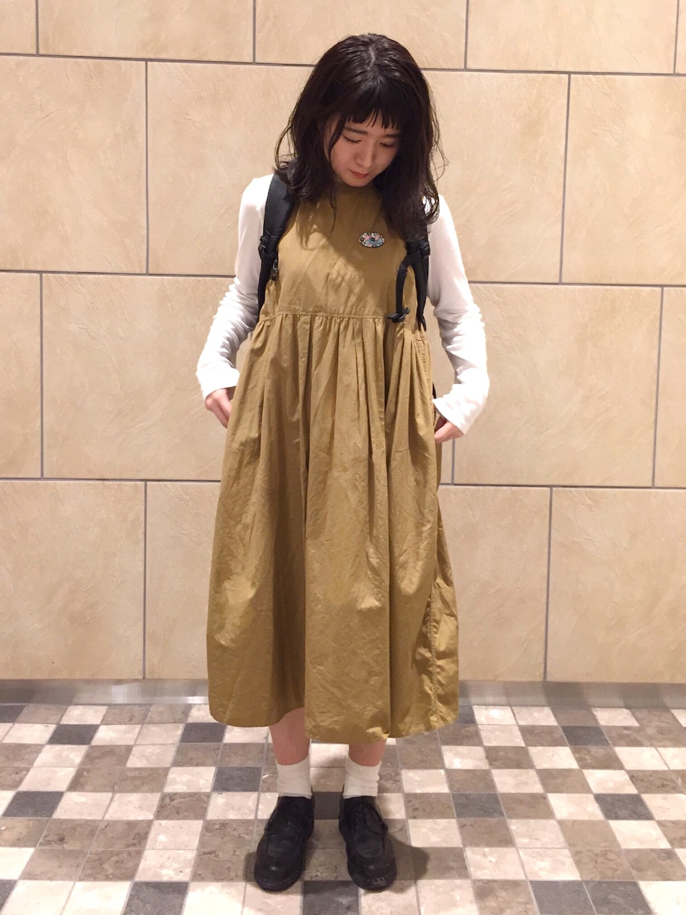 「白Tシャツ、ワンピース、リュック、カジュアルコーデ、ベージュ、パラブーツ、シャンボード、BEAMS、ミナペルホネン」｜「mina perhonenのアイテム（ブローチ/コサージュ、その他）」を使った、サアヤさん（レディース・153cm）の夏コーディネートの1枚目の写真