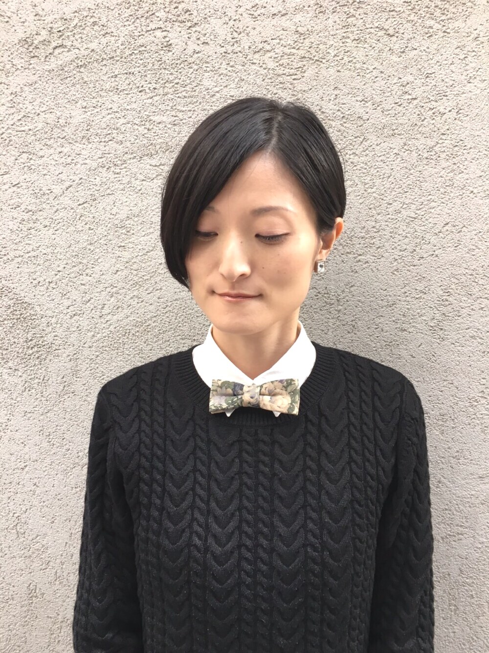 「Krabert、蝶ネクタイ、ボウタイ」｜「Krabertのアイテム（蝶ネクタイ、ベージュ系）」を使った、Krabertさん（レディース・167cm）の冬コーディネートの1枚目の写真