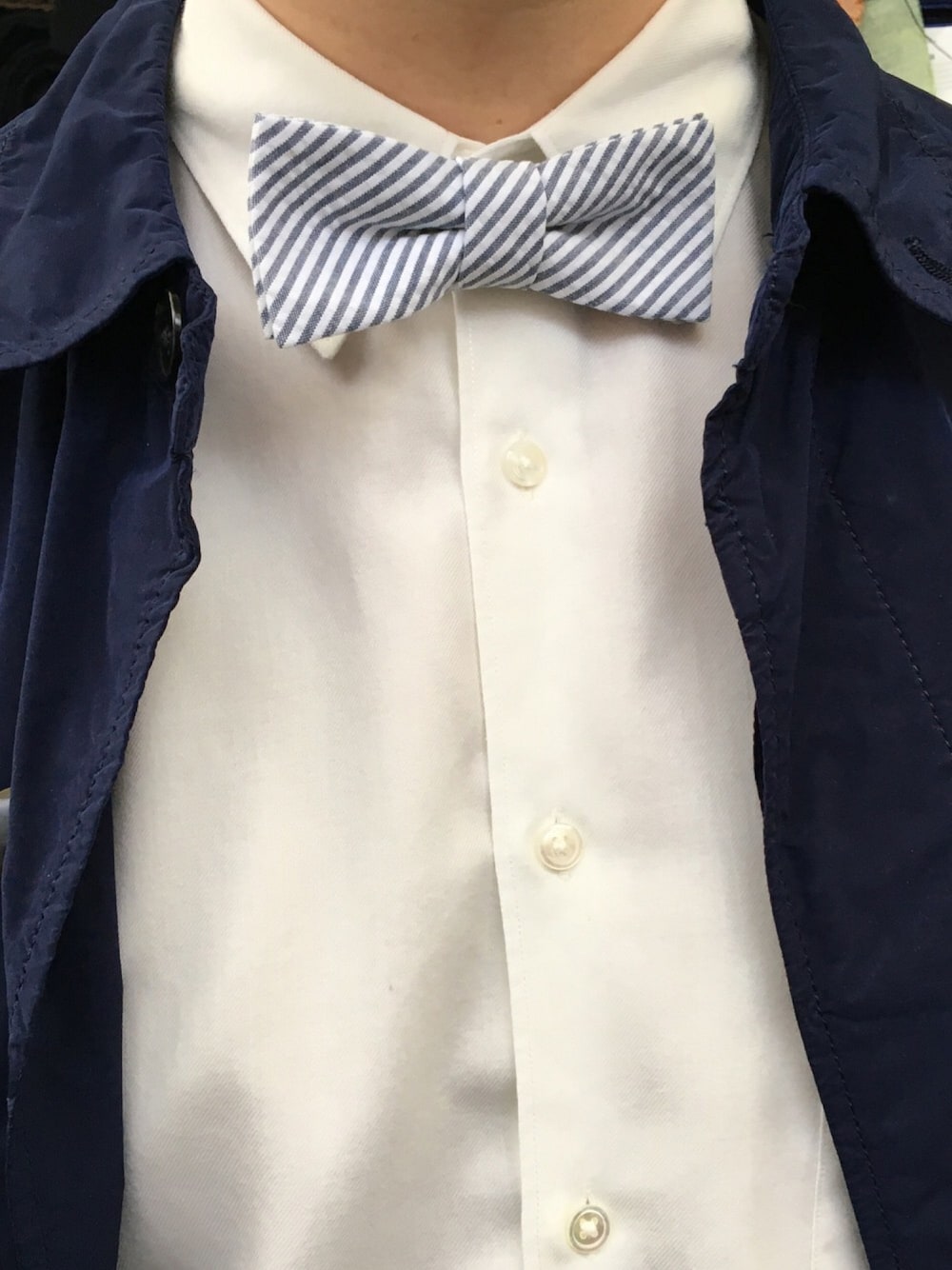 「Krabert」｜「Krabertのアイテム（蝶ネクタイ、ブルー系）」を使った、Krabertさん（メンズ・173cm）の春コーディネートの1枚目の写真