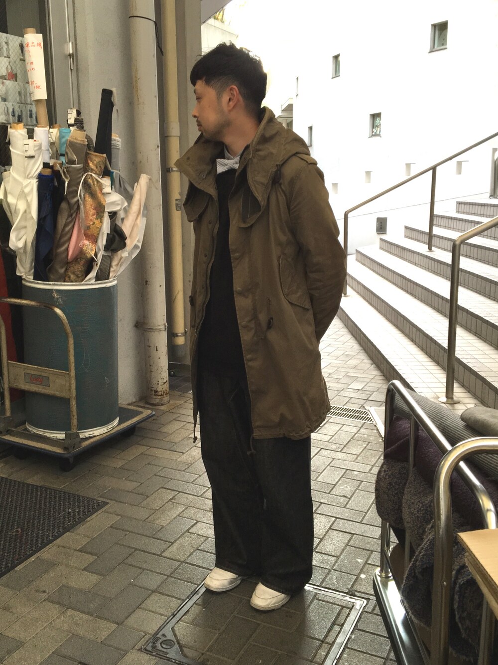 「Krabert、蝶ネクタイ、BOWTIE」｜「ATTACHMENTのアイテム（モッズコート、グリーン系）」を使った、Krabertさん（メンズ・173cm）の春コーディネートの1枚目の写真
