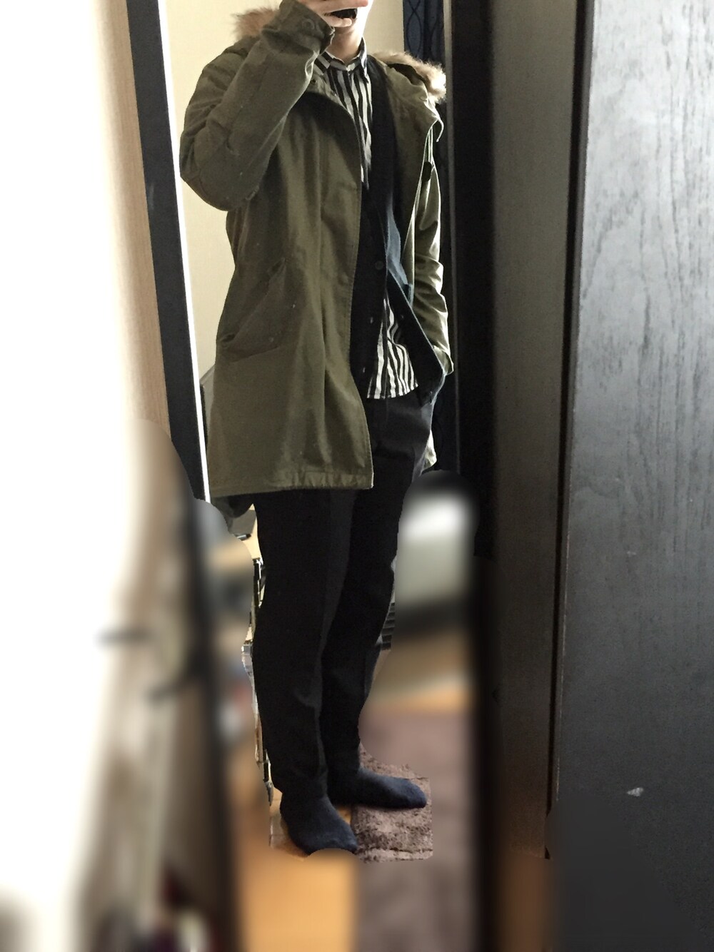 「ストライプ、スラックス、モッズコート、きれいめカジュアル、カーキ」｜「FRED PERRYのMods Parka（モッズコート、グリーン系）」を使った、B.Rさん（メンズ・172cm）の冬コーディネートの1枚目の写真