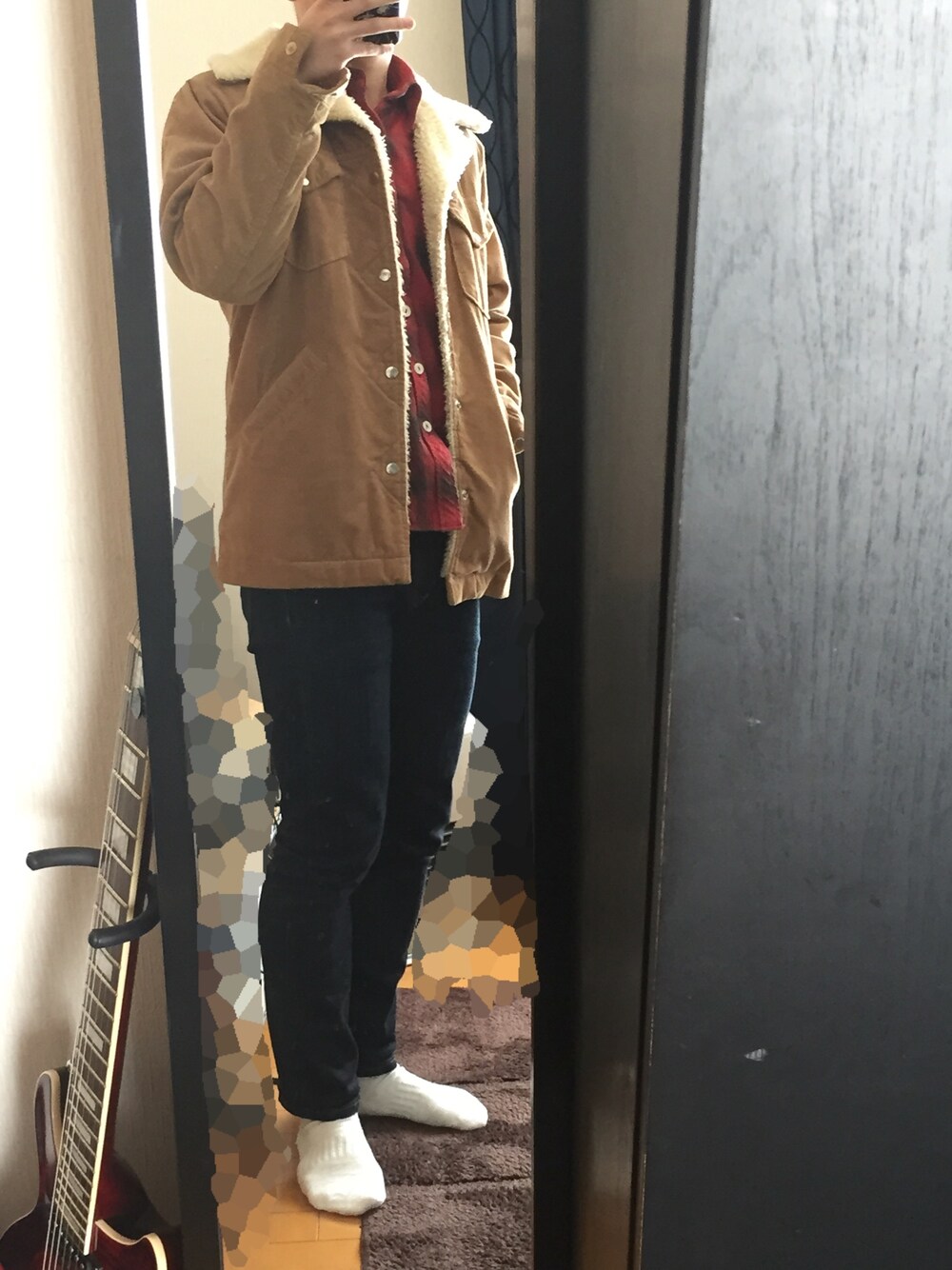 「デニム、ランチコート、UNIQLO、TMT、Wrangler、シンプルコーデ、アメカジ、チェックシャツ、ベージュ、赤」｜「Wranglerのアイテム（カバーオール、ベージュ系）」を使った、B.Rさん（メンズ・172cm）の冬コーディネートの1枚目の写真