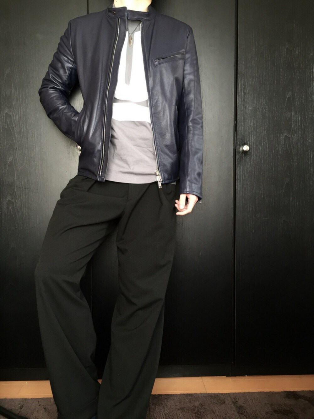 「ネイビー、春、春コーデ、ライダース、シングルライダース、ワイドパンツ、スラックス、グレー、Tシャツ」｜「LITHIUM HOMMEの0.9mm COW LEATHER　SINGLE RIDERS（ライダースジャケット、ブルー系）」を使った、B.Rさん（メンズ・172cm）の春コーディネートの1枚目の写真