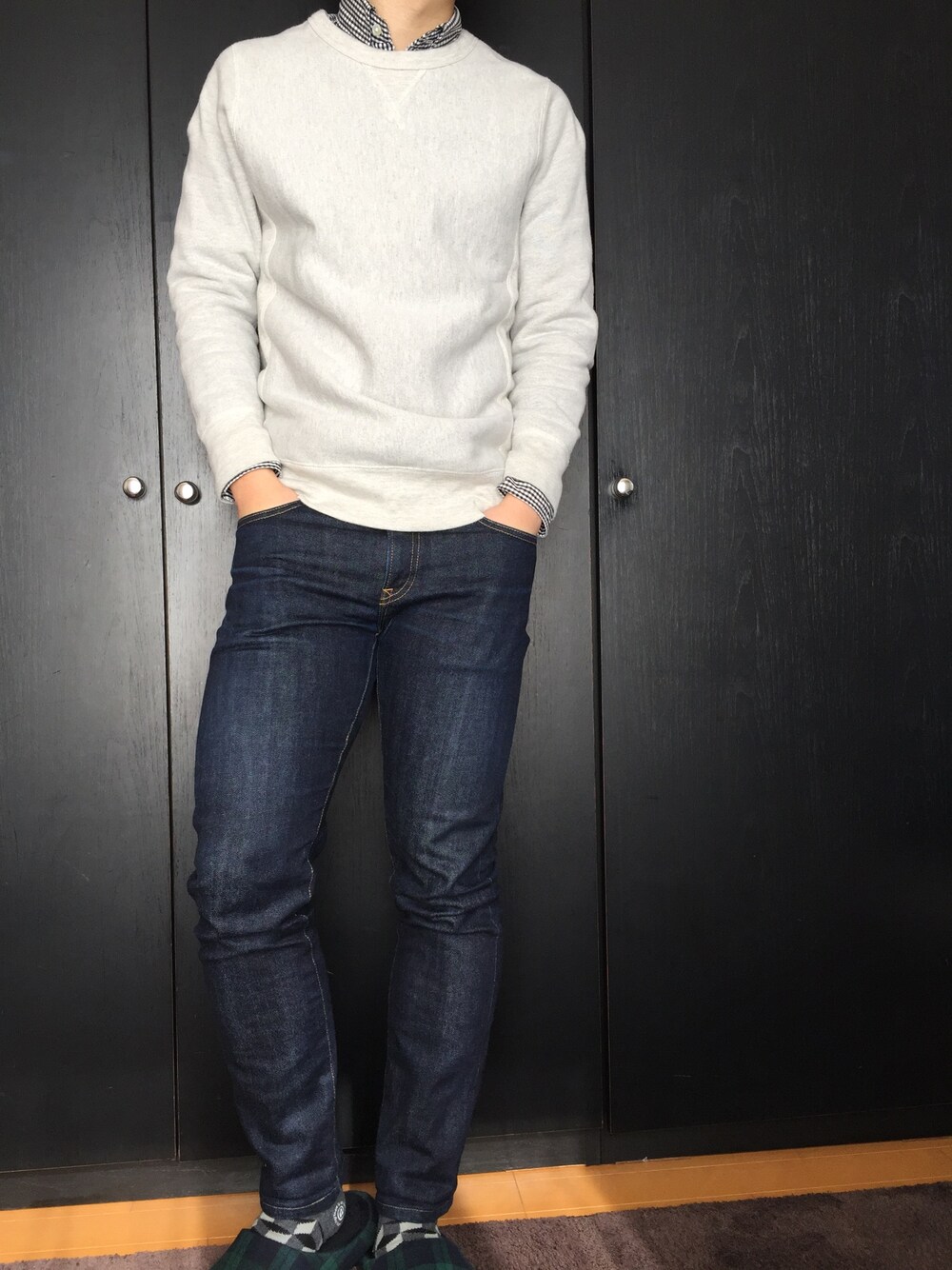 「部屋着、春コーデ、春、スウェット、ジーンズ、デニム、デニムパンツ、ギンガムチェック、ギンガムチェックシャツ」｜「SOPHNET.のアイテム（シャツ/ブラウス、ホワイト系）」を使った、B.Rさん（メンズ・172cm）の春コーディネートの1枚目の写真