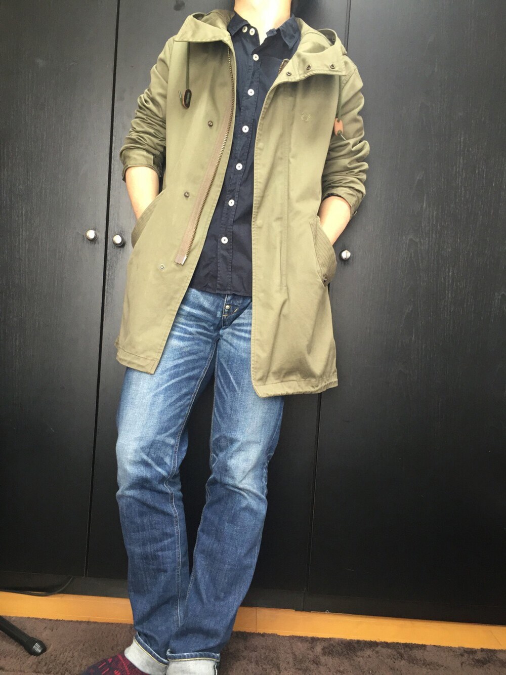 「春コーデ、春、カーキ、カーキアウター、ネイビー、ジーンズ、デニム、デニムパンツ、スプリングコート」｜「FRED PERRYのMods Parka（モッズコート、グリーン系）」を使った、B.Rさん（メンズ・172cm）の春コーディネートの1枚目の写真