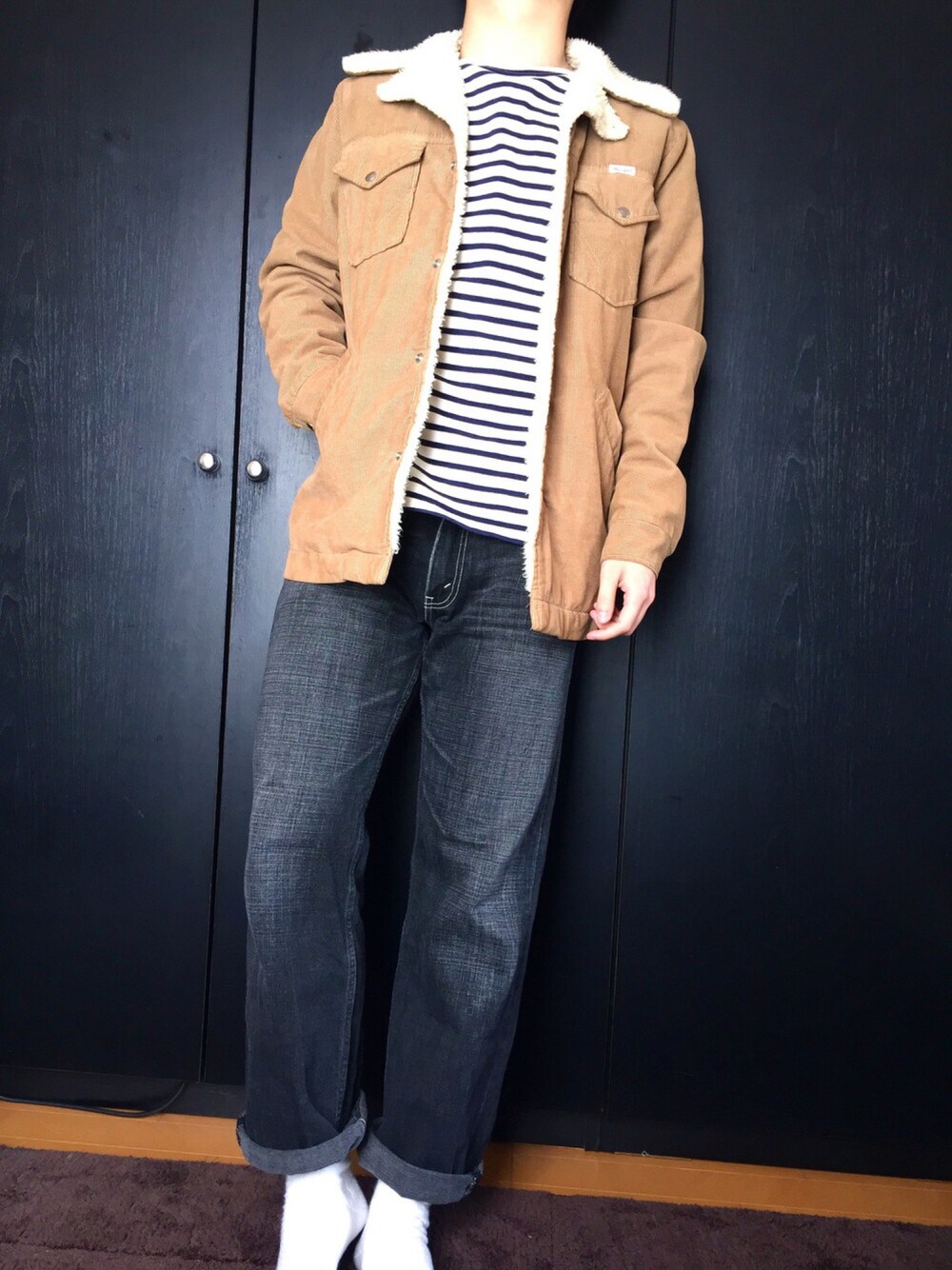 「デニムパンツ、ワイドデニム、ランチコート、ベージュ、ボーダー、ボーダートップス、バスクシャツ、ロールアップ、ボアジャケット、カジュアル」｜「Wranglerのアイテム（カバーオール、ベージュ系）」を使った、B.Rさん（メンズ・172cm）の春コーディネートの1枚目の写真