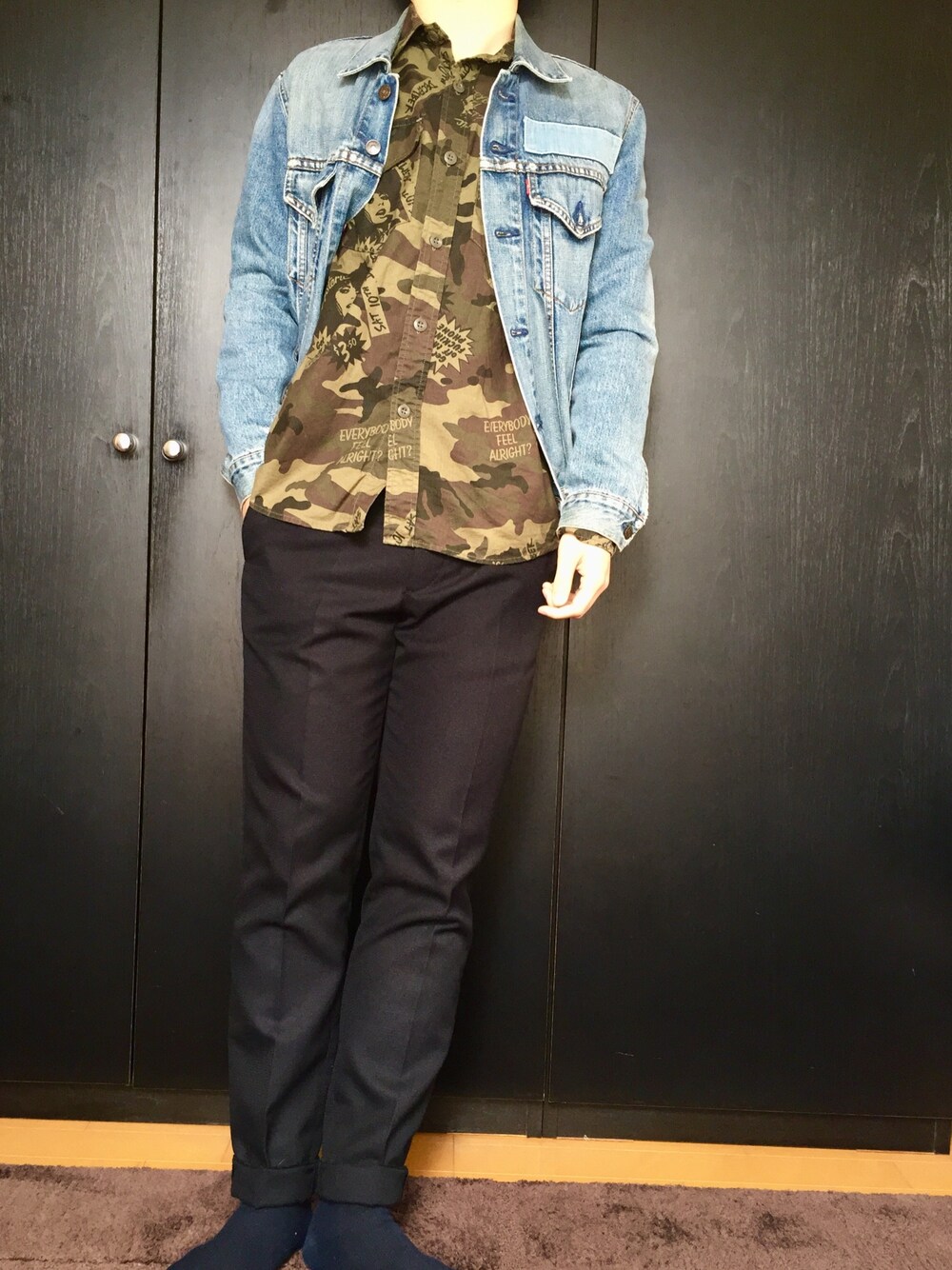 「カモフラ、ミリタリーシャツ、ミリタリー、ジージャン、デニムジャケット、デニム、スラックス、ロールアップ」｜「Levi'sのアイテム（デニムジャケット、ブルー系）」を使った、B.Rさん（メンズ・172cm）の春コーディネートの1枚目の写真