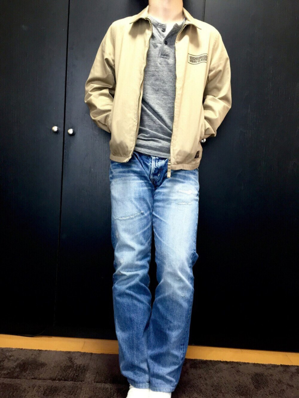 「カジュアル、春コーデ、ベージュ、グレー、デニム、デニムパンツ、ジーンズ」｜「NEIGHBORHOODのケンドールジャケット。作業着みたいですがそこがまたいい！笑（カバーオール、ベージュ系）」を使った、B.Rさん（メンズ・172cm）の春コーディネートの1枚目の写真