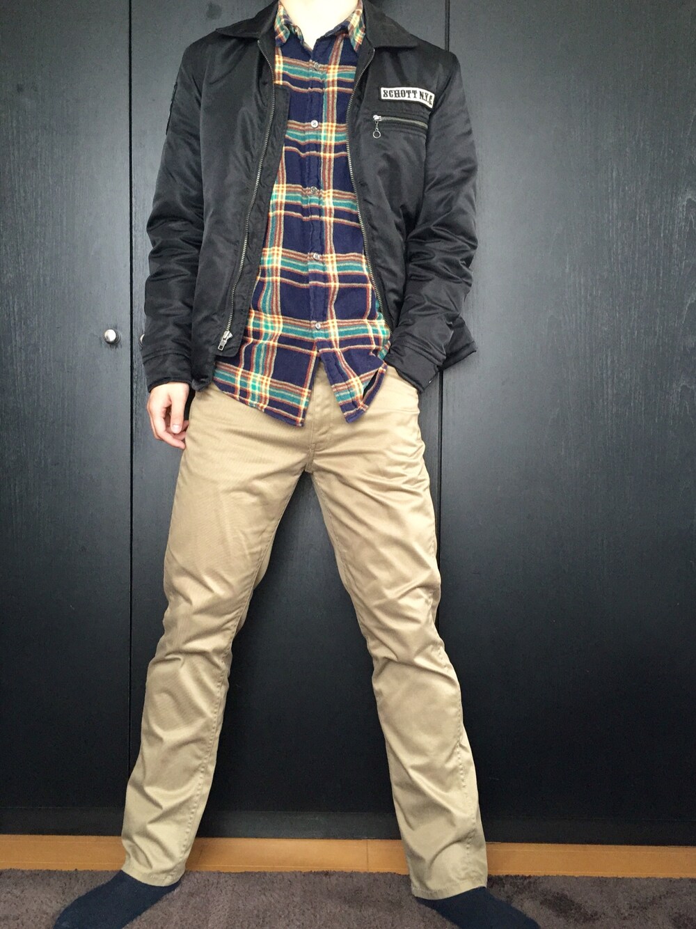 「カジュアル、ネルシャツ、チェックシャツ、チノパン、ベージュ、ネイビー、黒、アメカジ」｜「schottのSchott/ショット/NYLON TRUCK JKT BINDERS/ナイロン トラック ジャケット バインダーズ（ブルゾン、ブラック系）」を使った、B.Rさん（メンズ・172cm）の春コーディネートの1枚目の写真