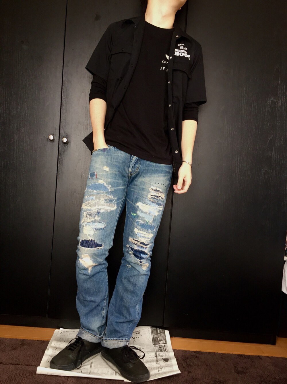 「半袖シャツ、ジーンズ、デニム、デニムパンツ、ダメージデニムパンツ、ロングTシャツ、スニーカー」｜「AVIREXのアイテム（Tシャツ/カットソー、ブラック系）」を使った、B.Rさん（メンズ・172cm）の春コーディネートの1枚目の写真