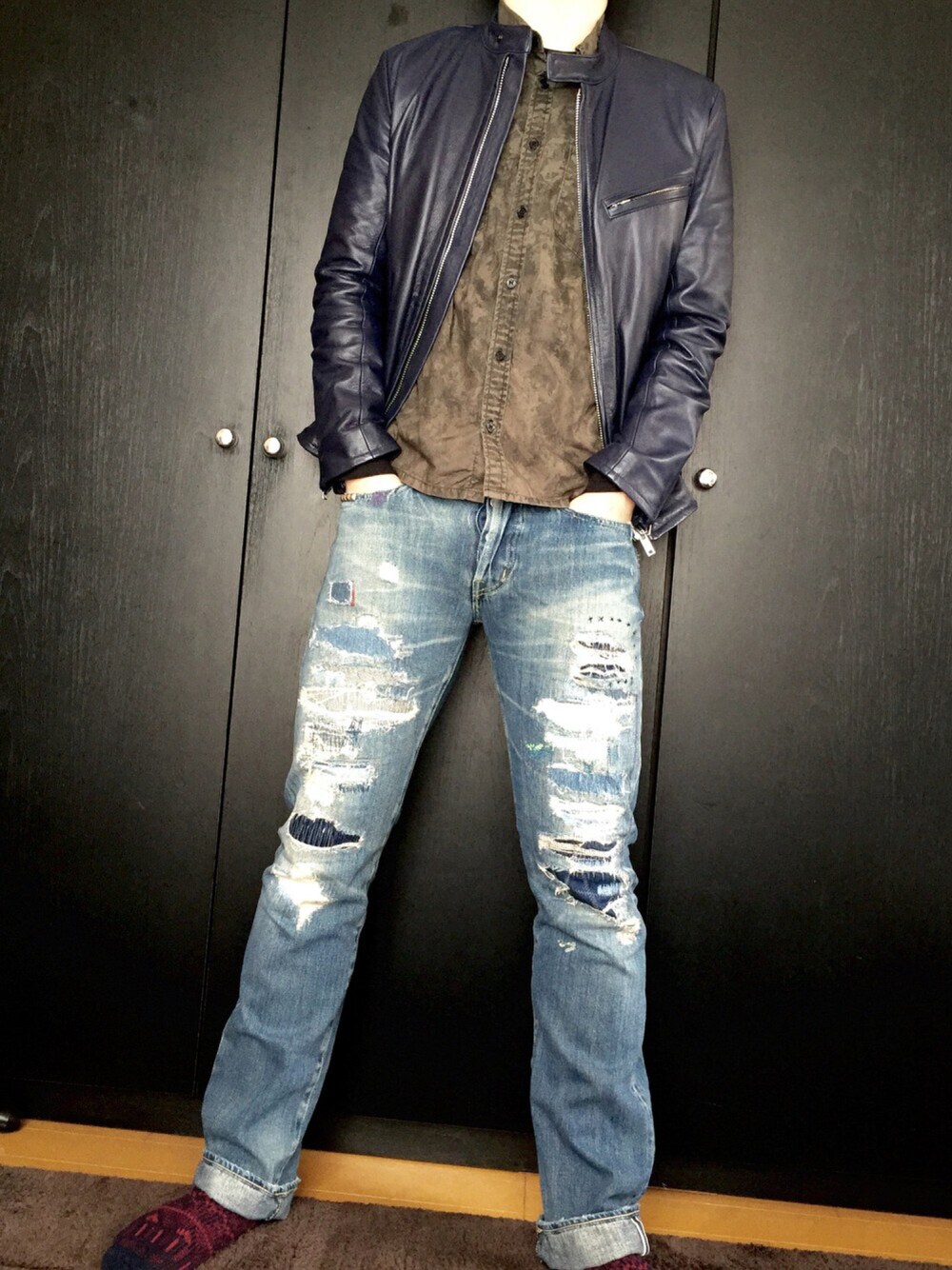 「レザージャケット、ライダース、ネイビー、ジーンズ、デニム、デニムパンツ、ダメージデニムパンツ、柄シャツ」｜「FACTOTUMのアイテム（シャツ/ブラウス、グレー系）」を使った、B.Rさん（メンズ・172cm）の春コーディネートの1枚目の写真