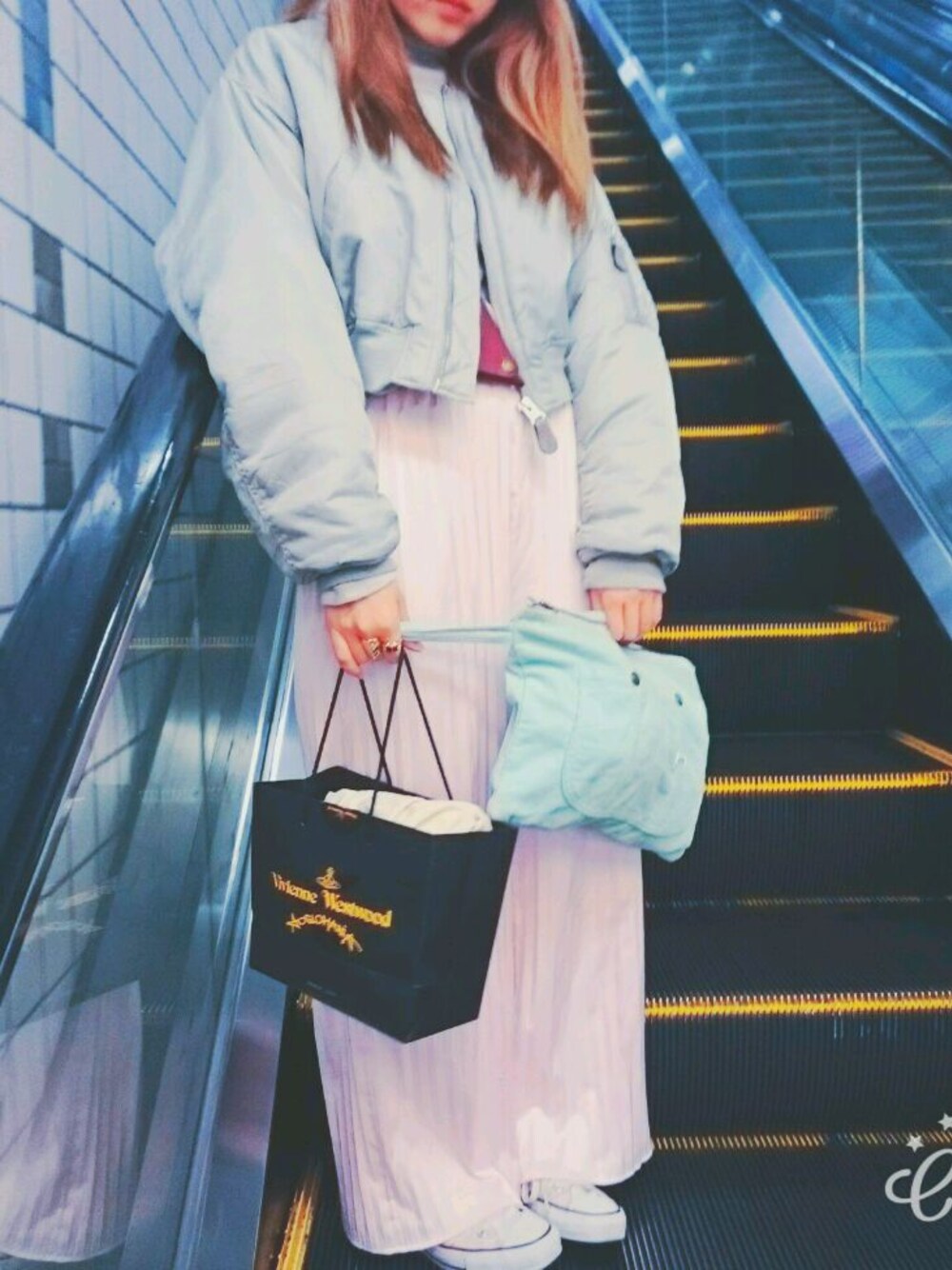 「pink、MA-1」｜「LeeのLEE OVERALL POUCH（クラッチバッグ、グリーン系）」を使った、chena🌹🌿さん（レディース・158cm）の冬コーディネートの1枚目の写真