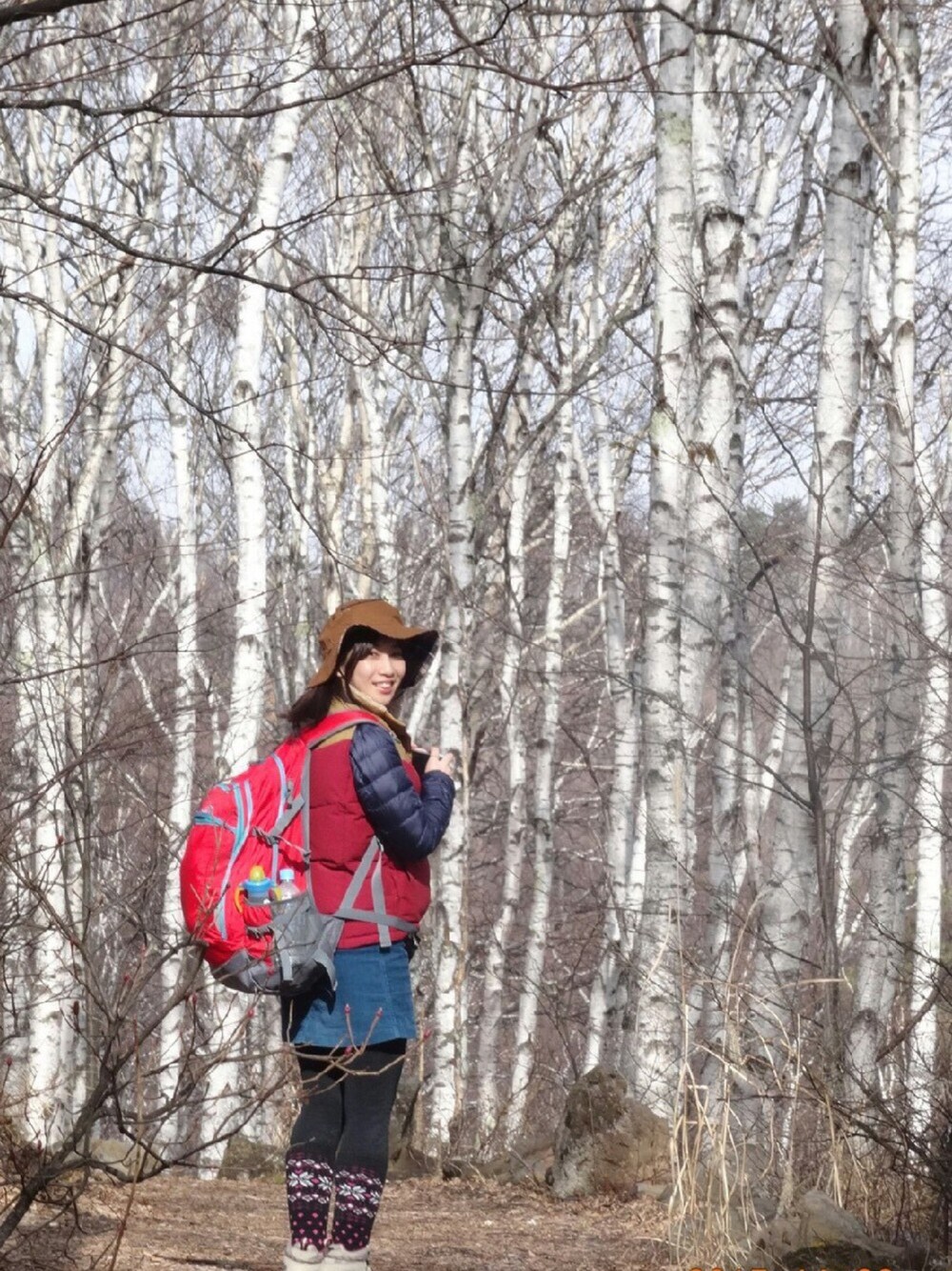 「トレッキング、登山、Colombia 、山ガール、ダウンベスト」｜「Columbiaのウィメンズプリムローズパスベスト（ダウンベスト、レッド系）」を使った、ぽぽさん（レディース・151cm）の秋コーディネートの1枚目の写真