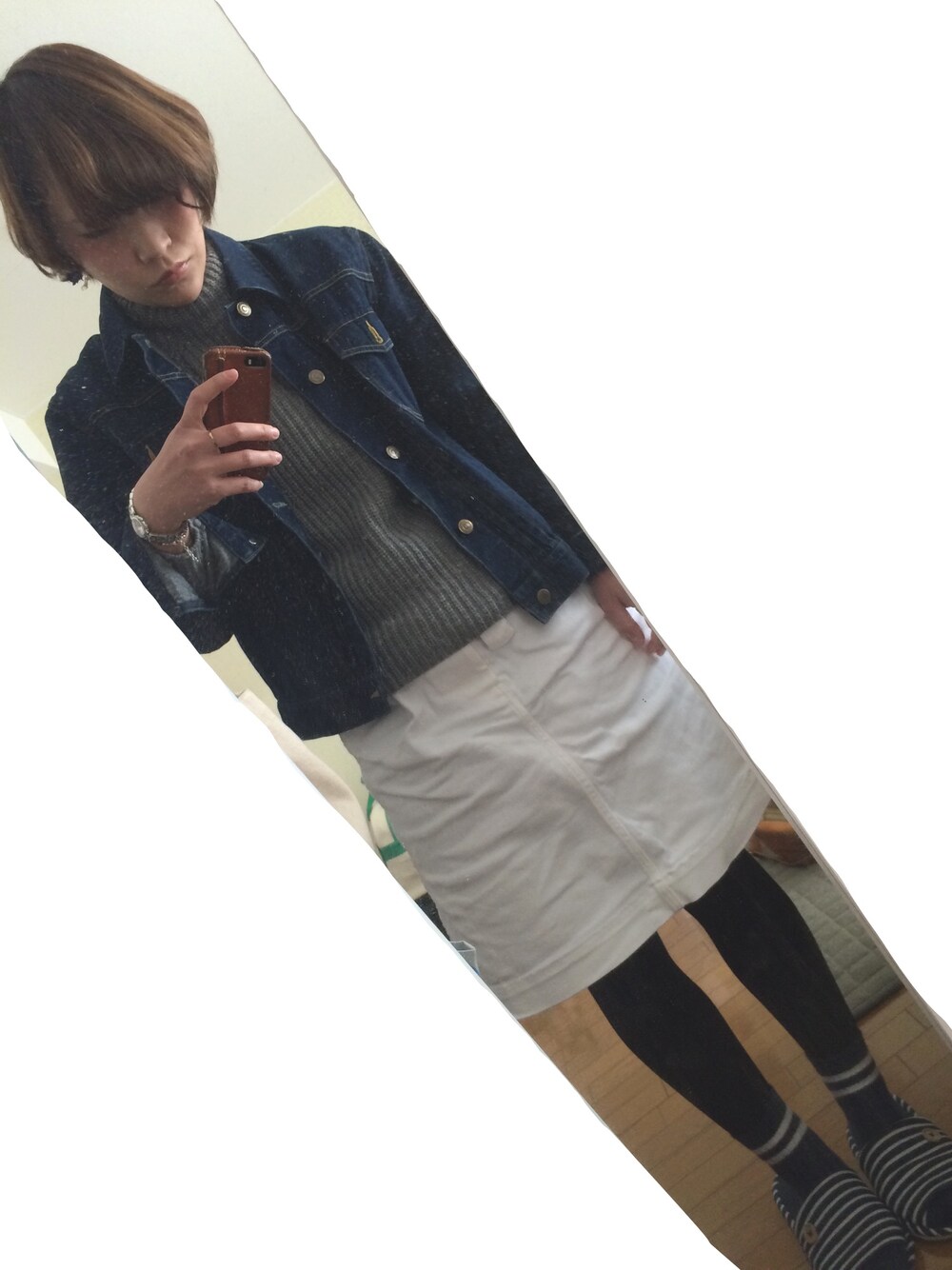 ホワイト系のスカート、グレー系のニット/セーターを着用したレディースの冬コーディネートの1枚目の写真