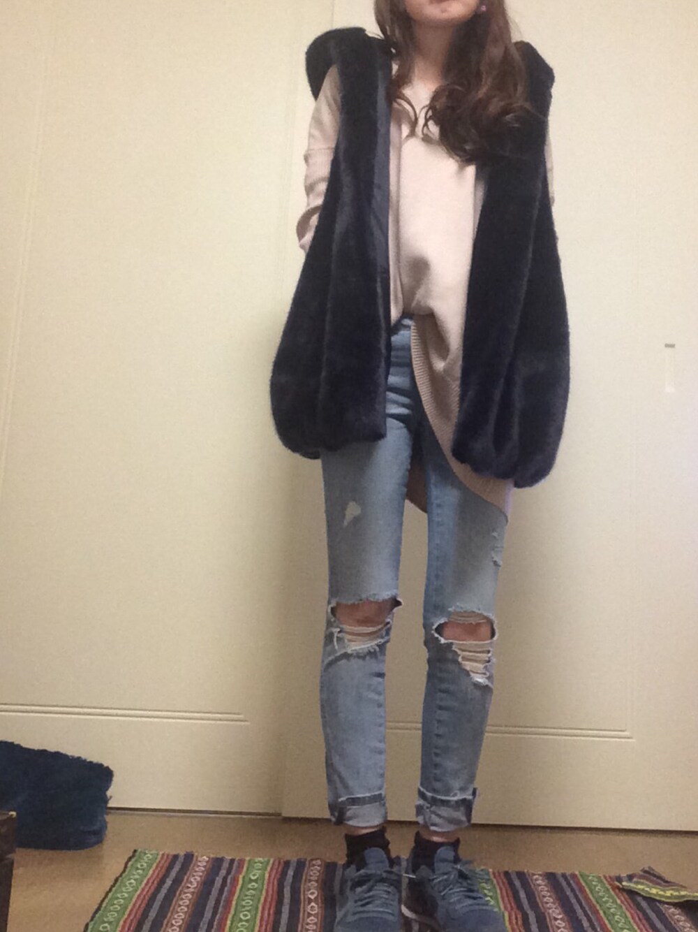 ブルー系のデニムパンツ、ブルー系のその他アウター、ピンク系のニット/セーターを着用したレディースの冬コーディネートの1枚目の写真