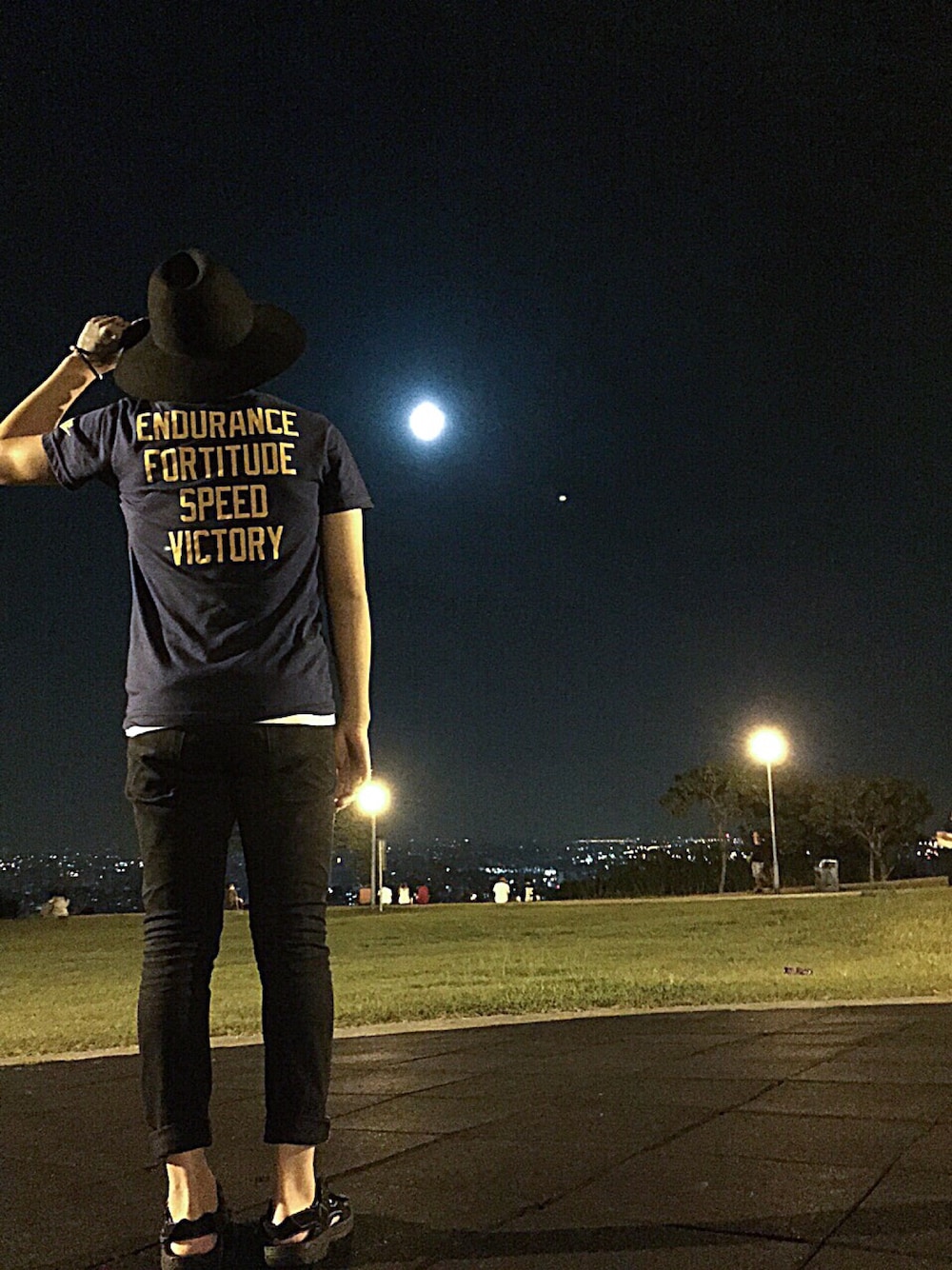 「NIKE、Dickies、夜景、夏天、美」｜「NIKEのアイテム（Tシャツ/カットソー、ブルー系）」を使った、耀宗さん（メンズ・172cm）の夏コーディネートの1枚目の写真