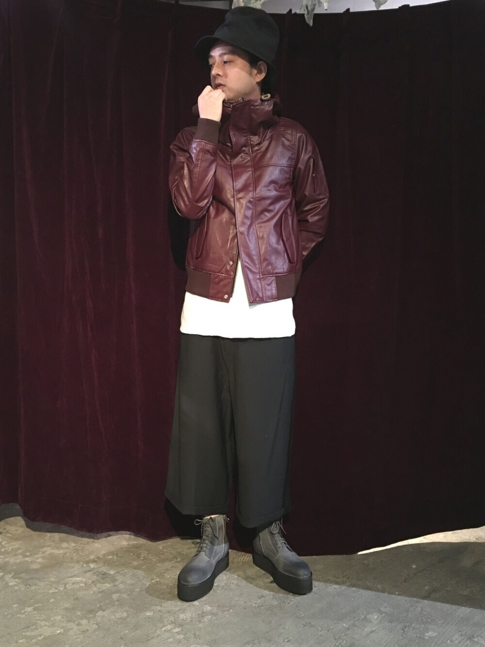 「秋、パーカー、ストリート、厚底シューズ、ガウチョパンツ、ワイトパンツ、レイヤードスタイル、レッド、ロフトスキー」｜「rovtskiのPU ワイドネックフードブルゾン（ブルゾン、レッド系）」を使った、masaさん（メンズ・175cm）の秋コーディネートの1枚目の写真