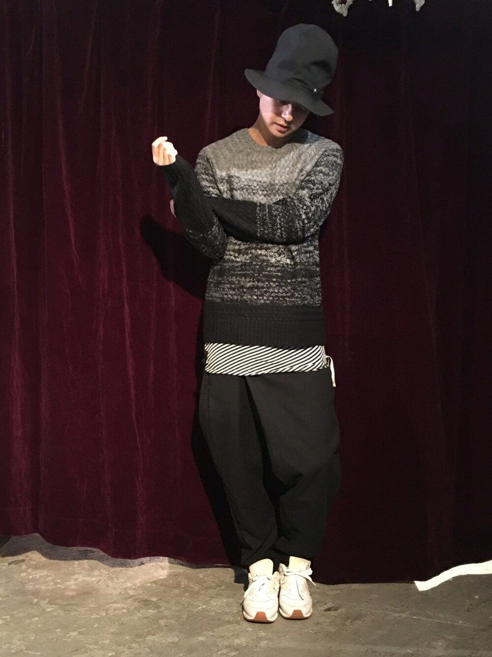 「秋、ラフ、大人カジュアル、ニット、レイヤードスタイル、サルエルパンツ、モノトーン、スニーカー、ロフトスキー、リラックススタイル」｜「rovtskiのグラデーションニットセーター（ニット/セーター、ブラック系）」を使った、masaさん（メンズ・175cm）の秋コーディネートの1枚目の写真