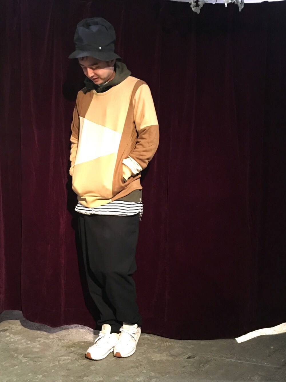 「スニーカー、パーカー、サルエルパンツ、レイヤードスタイル、大人カジュアル、パッチワーク、ラフ、リラックススタイル、秋、ロフトスキー」｜「rovtskiのスエットパッチクルーネック（スウェット、ベージュ系）」を使った、masaさん（メンズ・175cm）の秋コーディネートの1枚目の写真