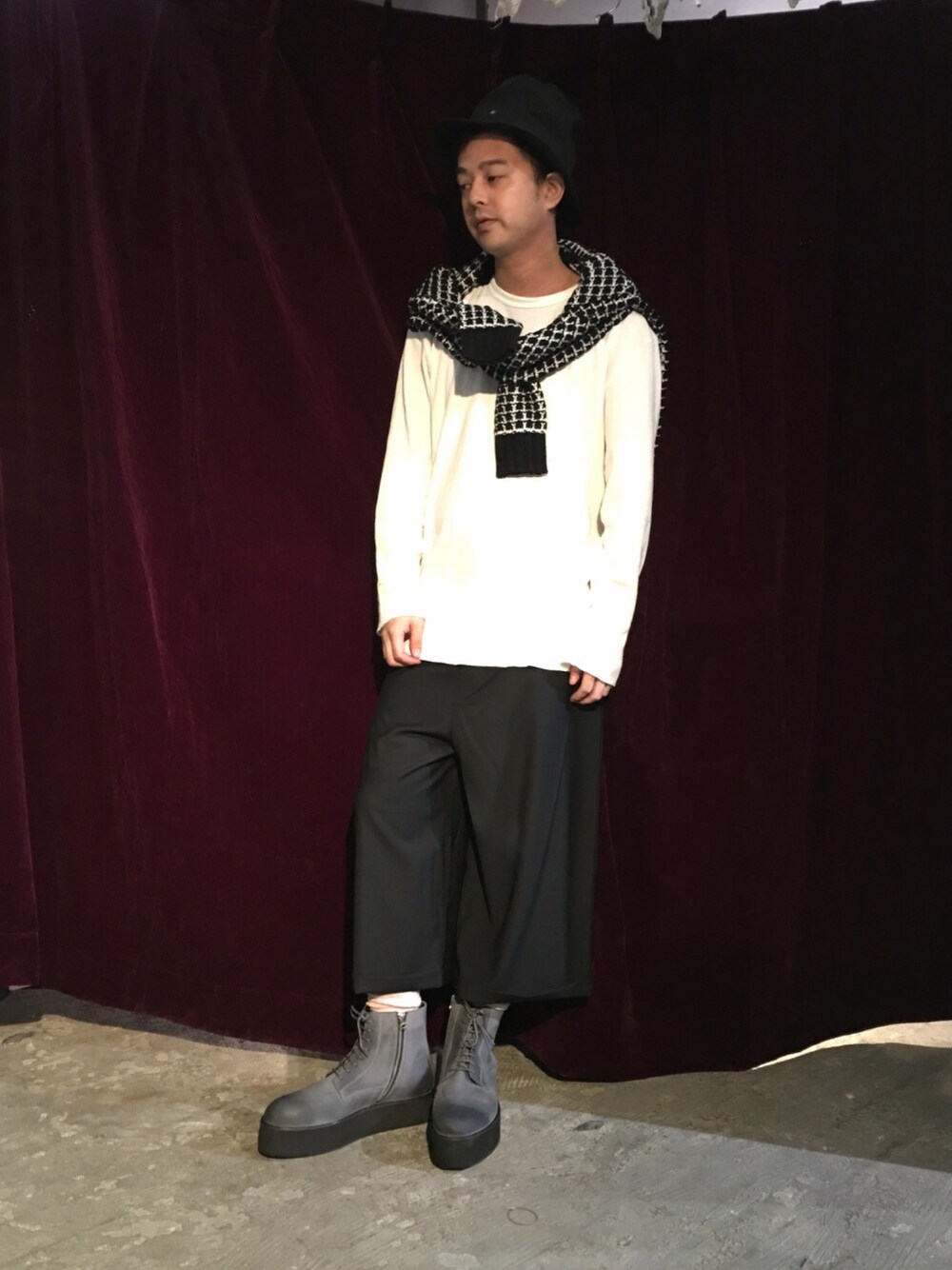「ニット、大人カジュアル、ワイドパンツ、ラフ、ハイカットスニーカー、厚底シューズ、リラックススタイル、ガウチョパンツ、秋、ロフトスキー」｜「rovtskiのポップコーンニットセーター（ニット/セーター、ブラック系）」を使った、masaさん（メンズ・175cm）の秋コーディネートの1枚目の写真