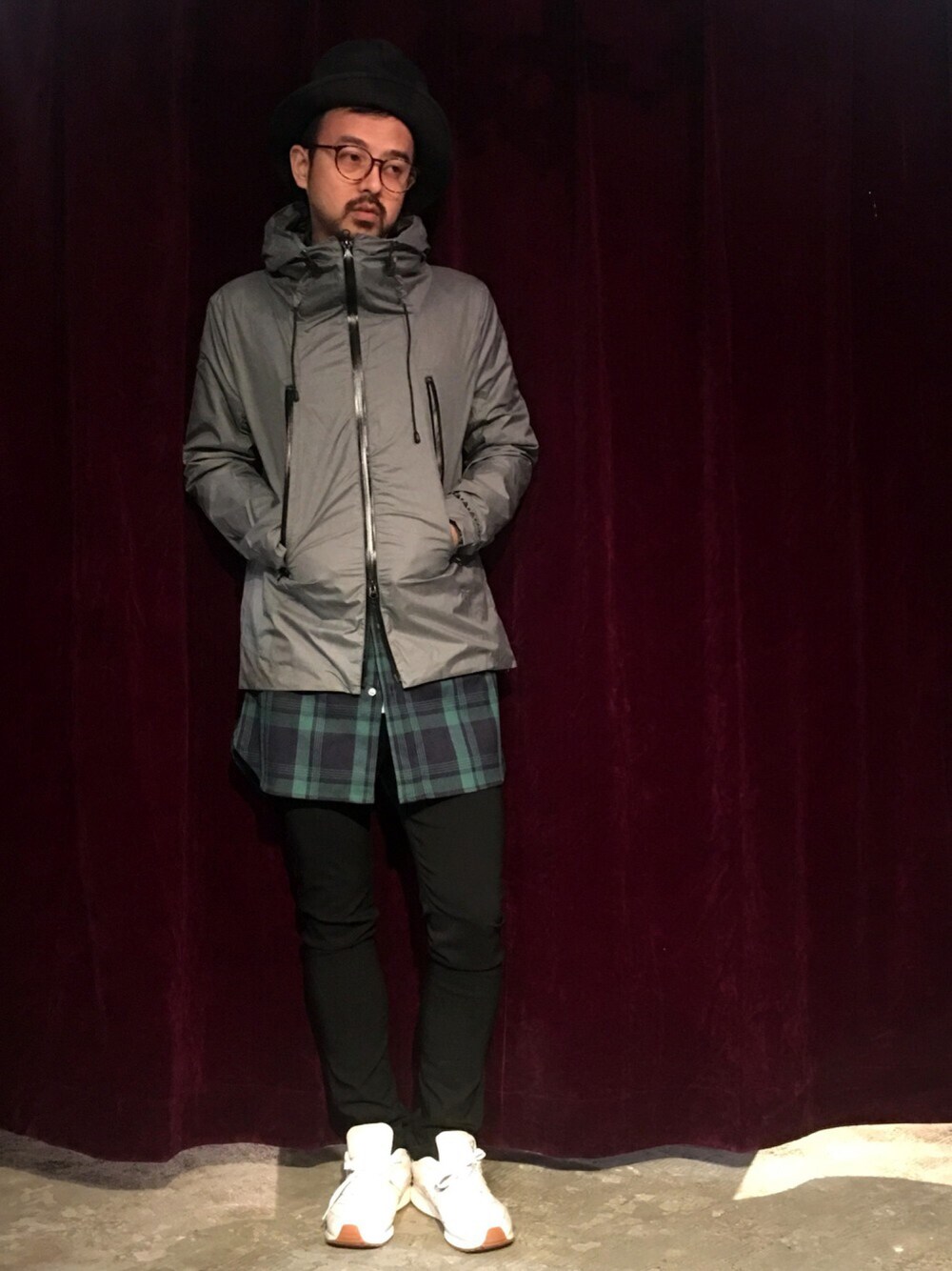 「チェックシャツ、スキニー、パーカー、ストリート、レイヤードスタイル、休日スタイル、ナイロンジャケット、秋服、ロフトスキー、秋コーデ」｜「rovtskiの【BASSCAMP 539】 テクニカルフードパーカー（マウンテンパーカー、グレー系）」を使った、masaさん（メンズ・175cm）の秋コーディネートの1枚目の写真