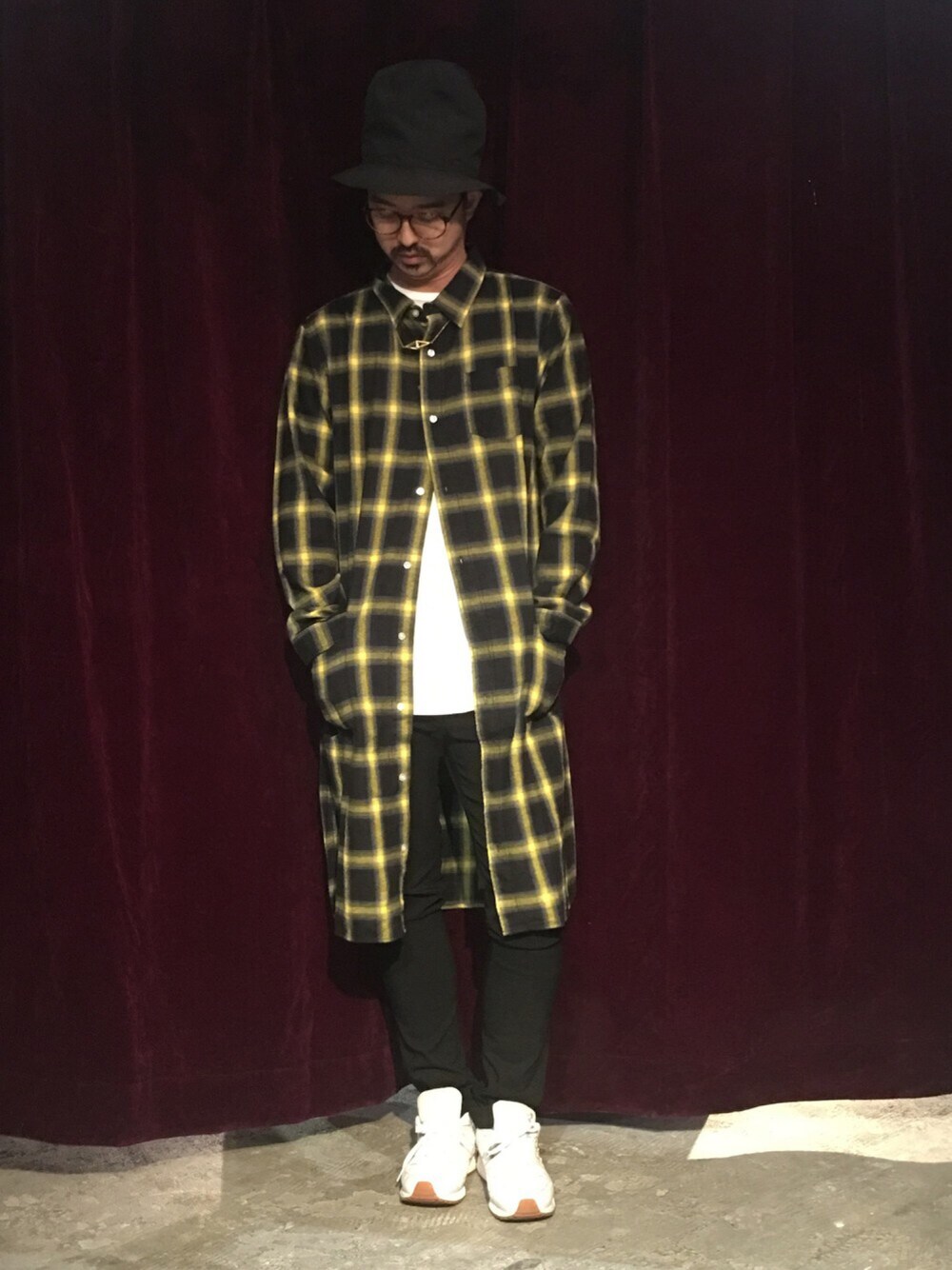 「スニーカー、スキニー、ロングシャツ、休日スタイル、秋服、ワッフル、チエックシャツ、ラクチンコーデ、ロフトスキー、秋コーデ」｜「rovtskiのアイテム（ネックレス、ゴールド系）」を使った、masaさん（メンズ・175cm）の秋コーディネートの1枚目の写真