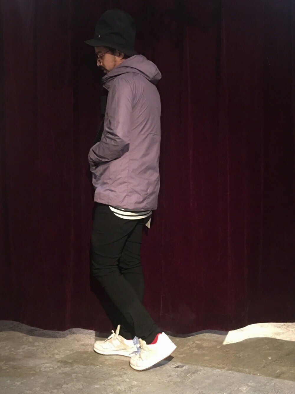 「スニーカー、スキニー、パーカー、レイヤードスタイル、休日スタイル、ナイロンジャケット、秋服、ラクチンコーデ、ロフトスキー、秋コーデ」｜「rovtskiの【BASSCAMP 539】 テクニカルフードパーカー（マウンテンパーカー、パープル系）」を使った、masaさん（メンズ・175cm）の秋コーディネートの1枚目の写真
