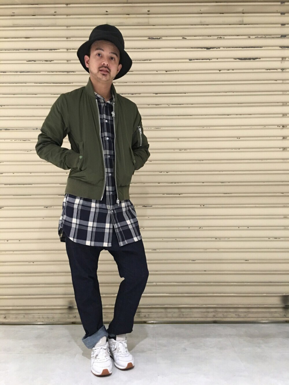 「デニム、カジュアル、ストリート、サルエルパンツ、ロングシャツ、ロールアップ、オトナカジュアル、秋コーデ」｜「rovtskiのボンディング MA-1（MA-1、グリーン系）」を使った、masaさん（メンズ・175cm）の秋コーディネートの1枚目の写真
