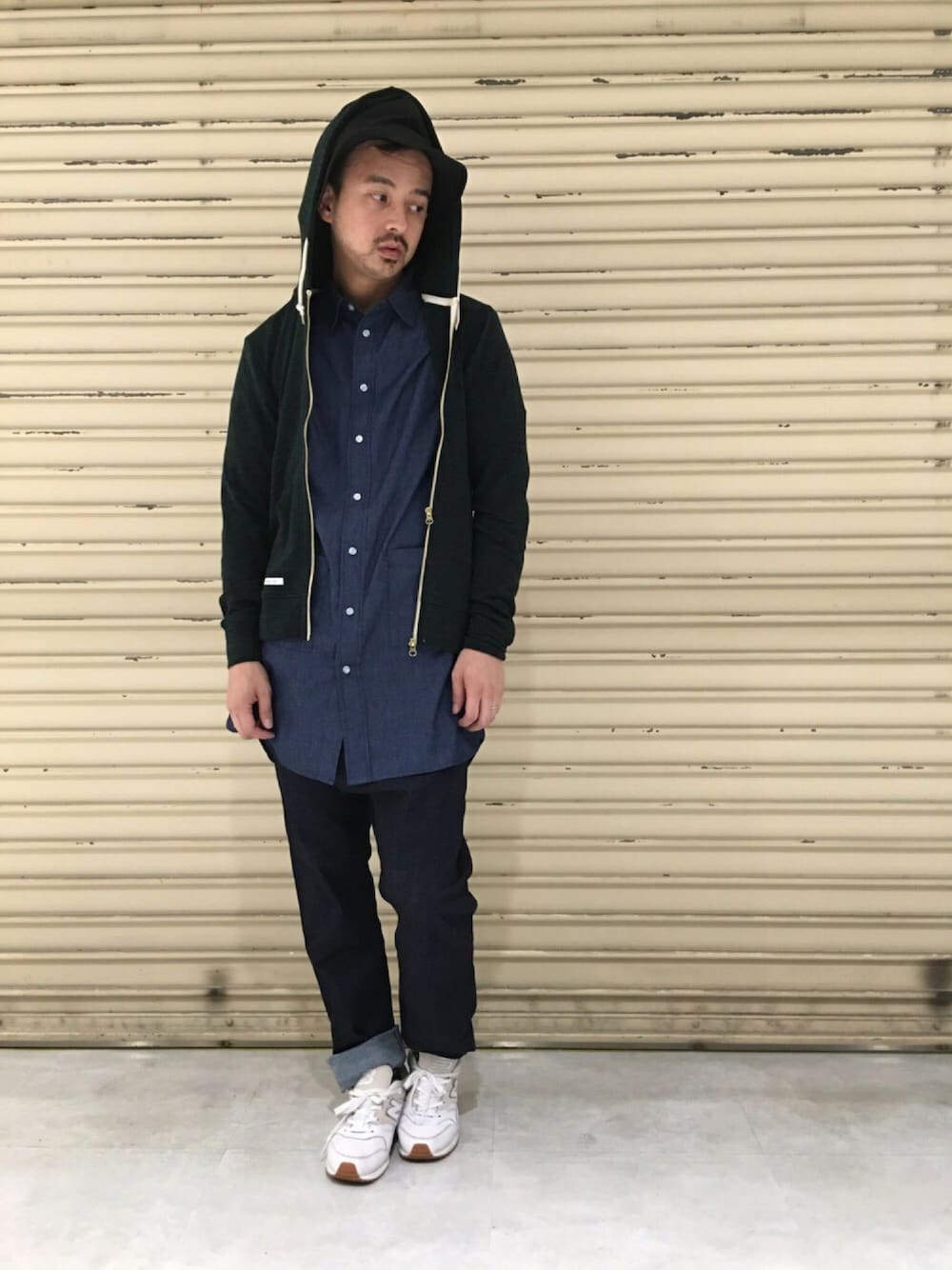 ブルー系のシャツ/ブラウス、グリーン系のパーカー、ブルー系のデニムパンツを着用したメンズの秋コーディネートの1枚目の写真