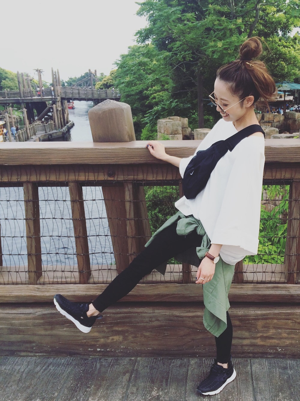「ディズニーシー、ウエストポーチ、リーボック(Reebok)」｜「JOURNAL STANDARD LUXEのデラヴェジャージ ポンチョTシャツ#（Tシャツ/カットソー、ホワイト系）」を使った、dxさん（レディース・162cm）の夏コーディネートの1枚目の写真