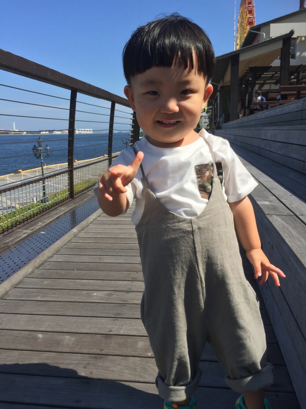 「キッズコーデ、男の子、韓国子供服、ピース！」｜「韓国子供服のアイテム（サロペット/オーバーオール、グレー系）」を使った、somaoさん（キッズ・90cm）の夏コーディネートの1枚目の写真