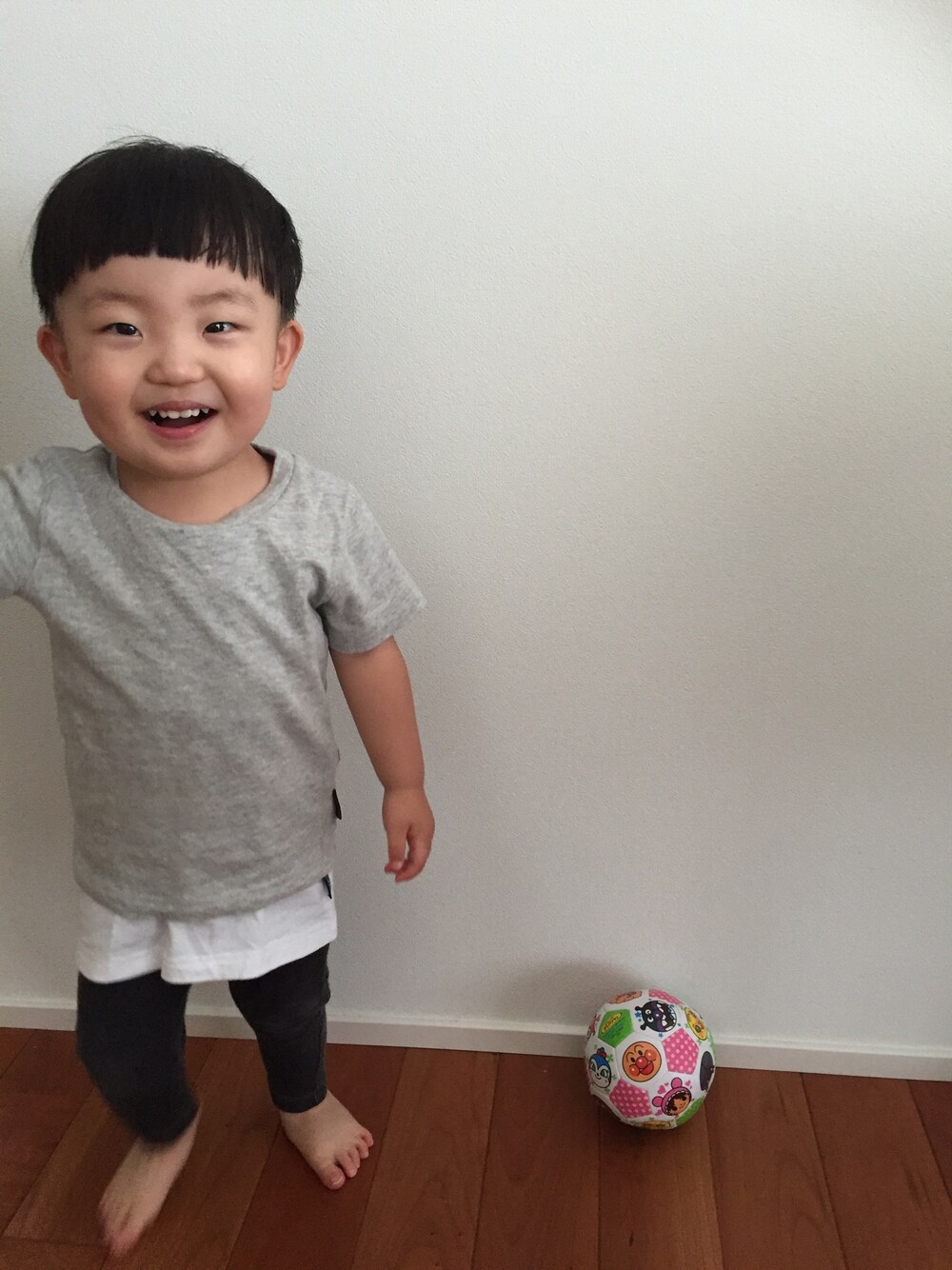 「夏、kids、帽子すぐ取っちゃう、男の子」｜「西松屋のアイテム（Tシャツ/カットソー、グレー系）」を使った、somaoさん（キッズ・90cm）の夏コーディネートの1枚目の写真