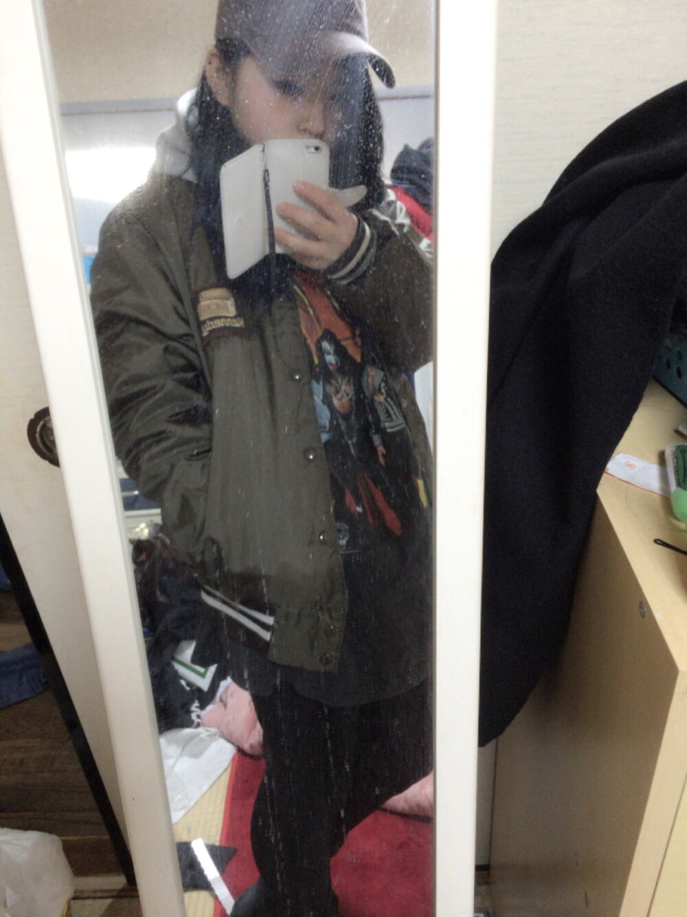「キャップ、サンキューマート、パーカー、WEGO、used、古着、Tシャツ、バンドT、UNIQLO」｜「USEDのアイテム（Tシャツ/カットソー、ブラック系）」を使った、りなさん（レディース・152cm）の冬コーディネートの1枚目の写真