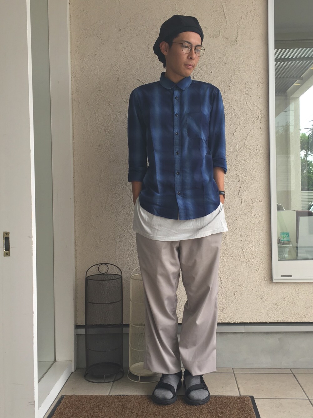 「きれいめカジュアル、シャツスタイル、レイヤードスタイル、モノトーン、ロング丈、めがね、メガネ男子、HARE、teva、Daniel Wellington」｜「HAREのTRベレー(HARE)（ハンチング/ベレー帽、ブラック系）」を使った、🐯としくん🐯さん（メンズ・171cm）の春コーディネートの1枚目の写真