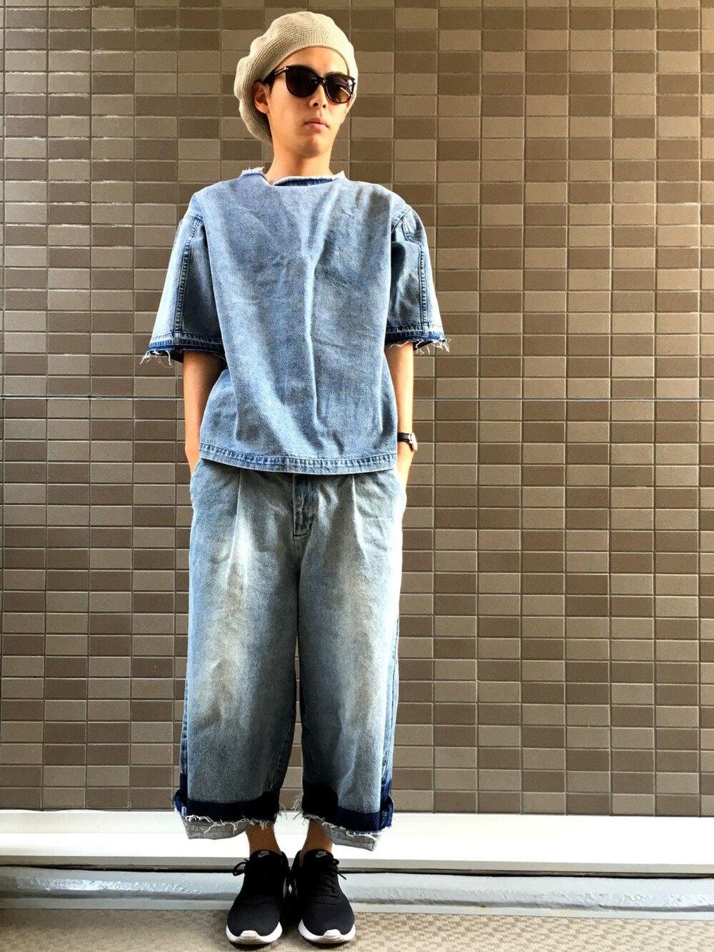 「春コーデ、シンプル、デニム、セットアップ、キャップ、ベレー帽、サングラス、HARE、NIKE、Daniel Wellington」｜「HAREのメンアサテアミベレー(HARE)（ハンチング/ベレー帽、ベージュ系）」を使った、🐯としくん🐯さん（メンズ・171cm）の春コーディネートの1枚目の写真