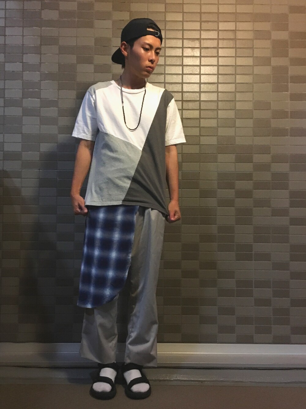 ブラック系のサンダル、ホワイト系のTシャツ/カットソー、ブルー系のシャツ/ブラウスを着用したメンズの春コーディネートの1枚目の写真