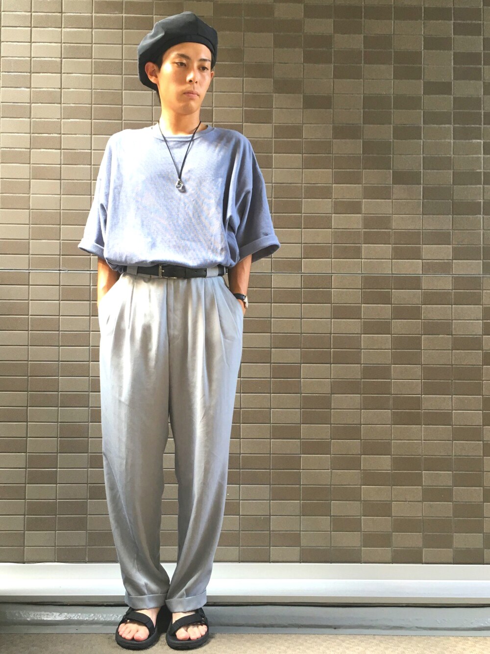 「ビッグT、古着、ゆるコーデ、ベレー帽、スラックス、サンダル、HARE、okinimesmamani、teva」｜「HAREのTRベレー(HARE)（ハンチング/ベレー帽、ブラック系）」を使った、🐯としくん🐯さん（メンズ・171cm）の夏コーディネートの1枚目の写真