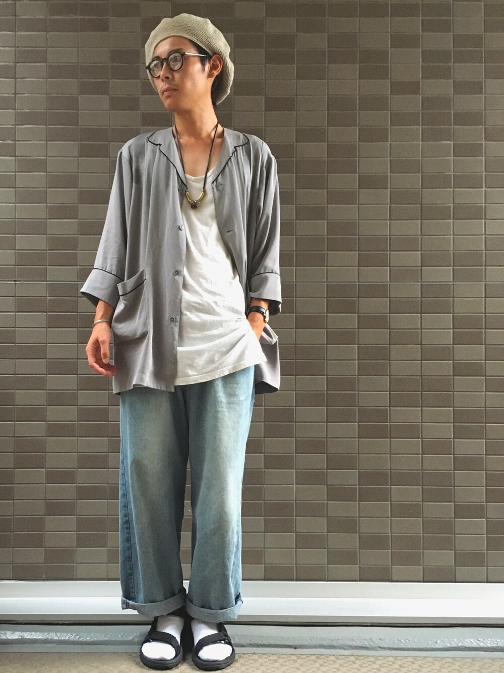 「ゆるコーデ、ベレー帽、めがね、パジャマシャツ、デニムワイドパンツ、スポーツサンダル、サンダルに靴下、HARE、Daniel Wellington」｜「HAREのメンアサテアミベレー(HARE)（ハンチング/ベレー帽、ベージュ系）」を使った、🐯としくん🐯さん（メンズ・171cm）の夏コーディネートの1枚目の写真