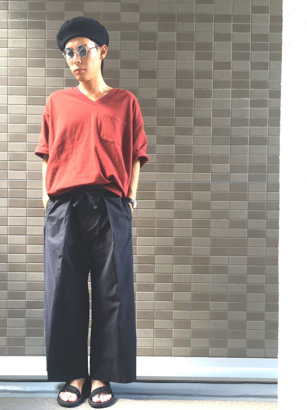 「ゆるコーデ、秋コーデ、ベレー帽、色めがね、ビックT、ワイドパンツ、サンダル、HARE、Daniel Wellington、teva」｜「HAREのフェルトベレー(HARE)（ハンチング/ベレー帽、ブラック系）」を使った、🐯としくん🐯さん（メンズ・171cm）の夏コーディネートの1枚目の写真