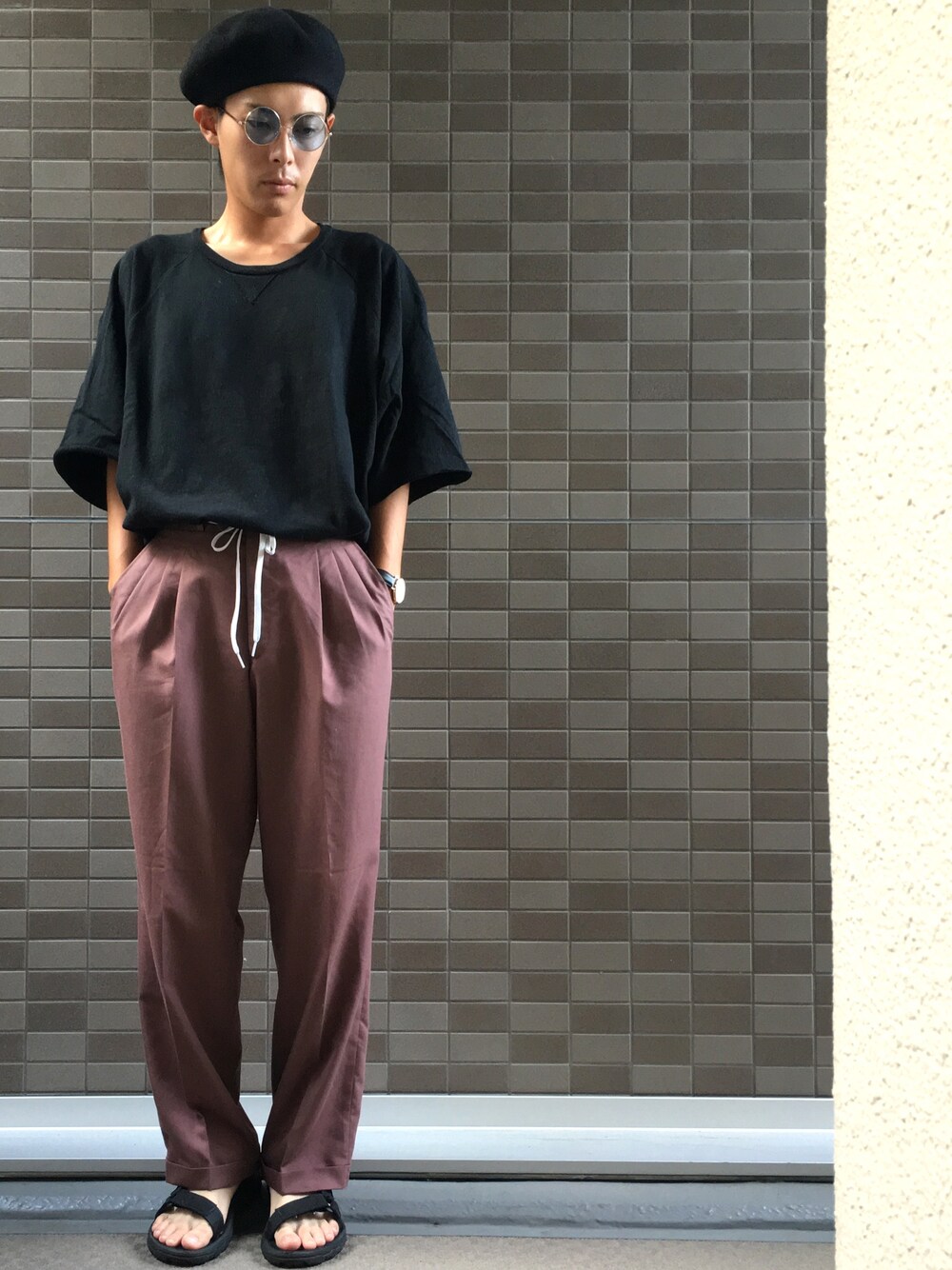 「ゆるコーデ、タックイン、ベレー帽、色めがね、ビッグT、スラックス、サンダル、HARE、okinimesmamani、teva」｜「HAREのラグランワイドスリーブプルオーバー（HARE)（Tシャツ/カットソー、ブラック系）」を使った、🐯としくん🐯さん（メンズ・171cm）の夏コーディネートの1枚目の写真