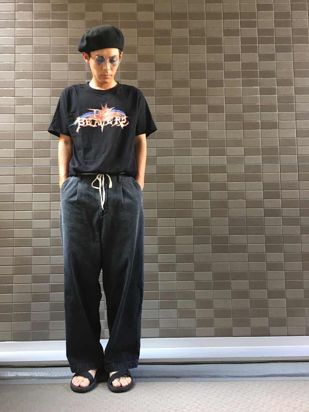 「シンプル、夏コーデ、オールブラック、ベレー帽、色めがね、ロックT、デニムワイドパンツ、サンダル、HARE、teva」｜「HAREのフェルトベレー(HARE)（ハンチング/ベレー帽、ブラック系）」を使った、🐯としくん🐯さん（メンズ・171cm）の夏コーディネートの1枚目の写真