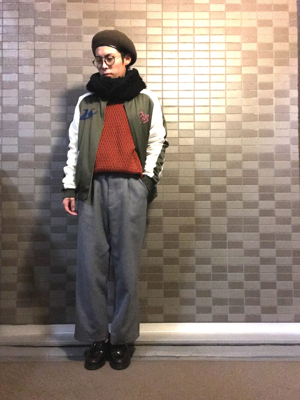 「冬コーデ、ストリート、カジュアル、ベレー帽、めがね、オレンジ、ワイドパンツ、革靴、HARE、Dr.Martens」｜「HAREのARMYベレー帽(HARE)（ハンチング/ベレー帽、グリーン系）」を使った、🐯としくん🐯さん（メンズ・171cm）の秋コーディネートの1枚目の写真