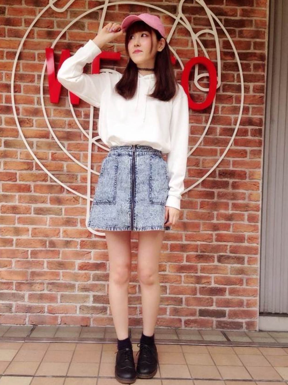 「デニムスカート、キャップ女子、キャップ、化粧濃いめ、春コーデ、パーカー、ootd、デニム女子、出勤スタイル」｜「WEGOのWEGO/タトゥチョーカーセット（チョーカー、ブラック系）」を使った、もなさん（レディース・172cm）の春コーディネートの1枚目の写真